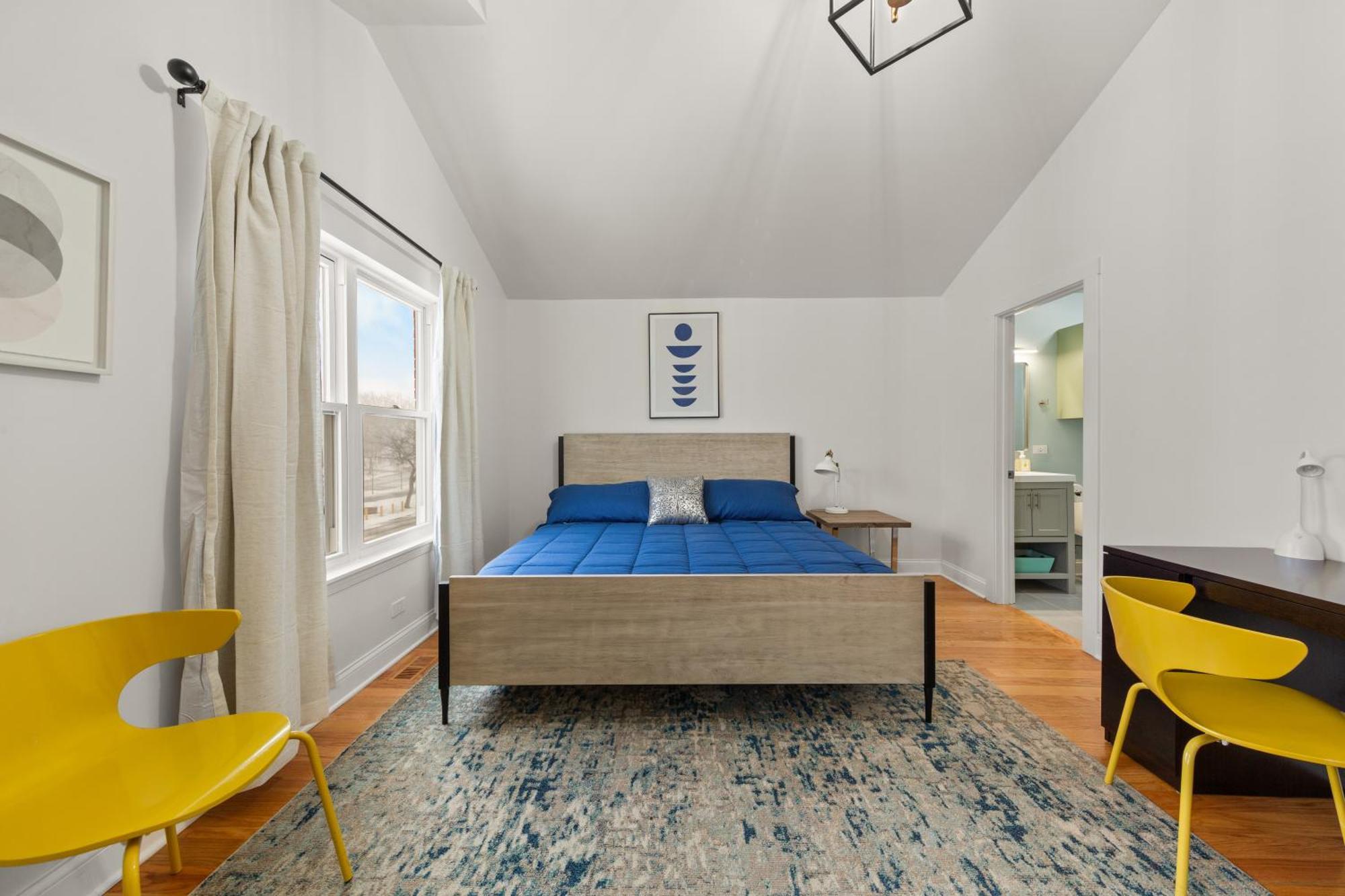 Perfect Location Across From Park & Train Station Holiday home