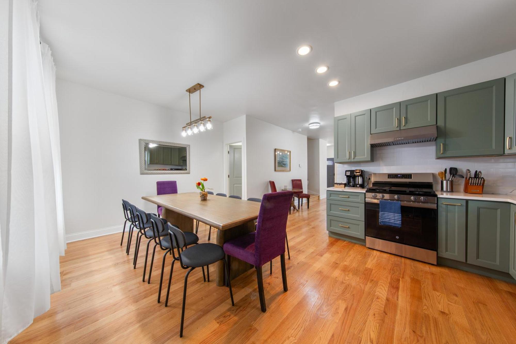 Perfect Location Across From Park & Train Station Holiday home Chicago