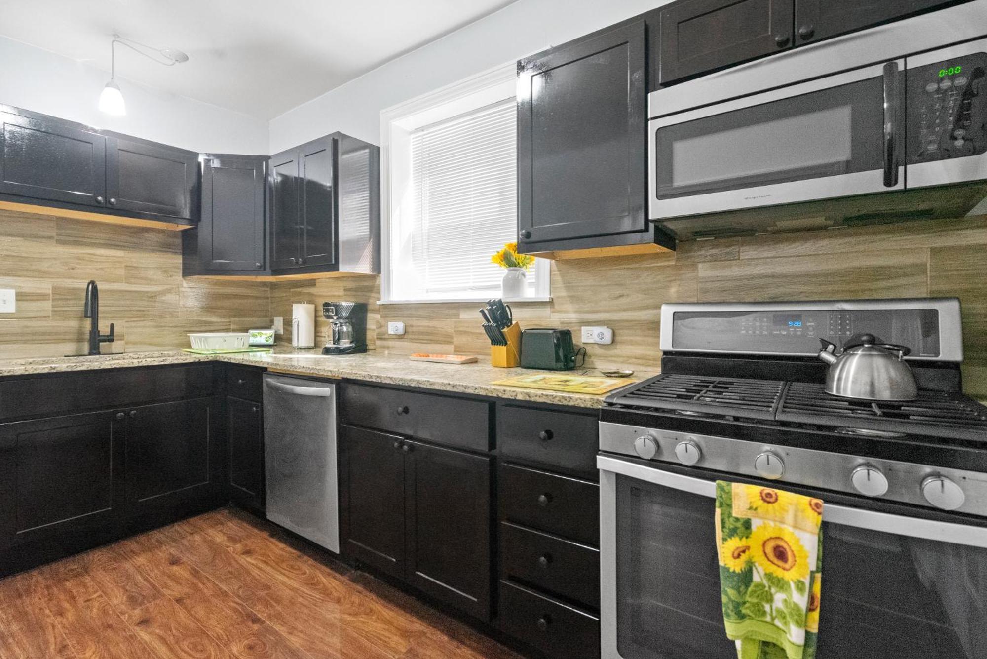 420 Long Term 2 Bedroom Laundry Private Parking *