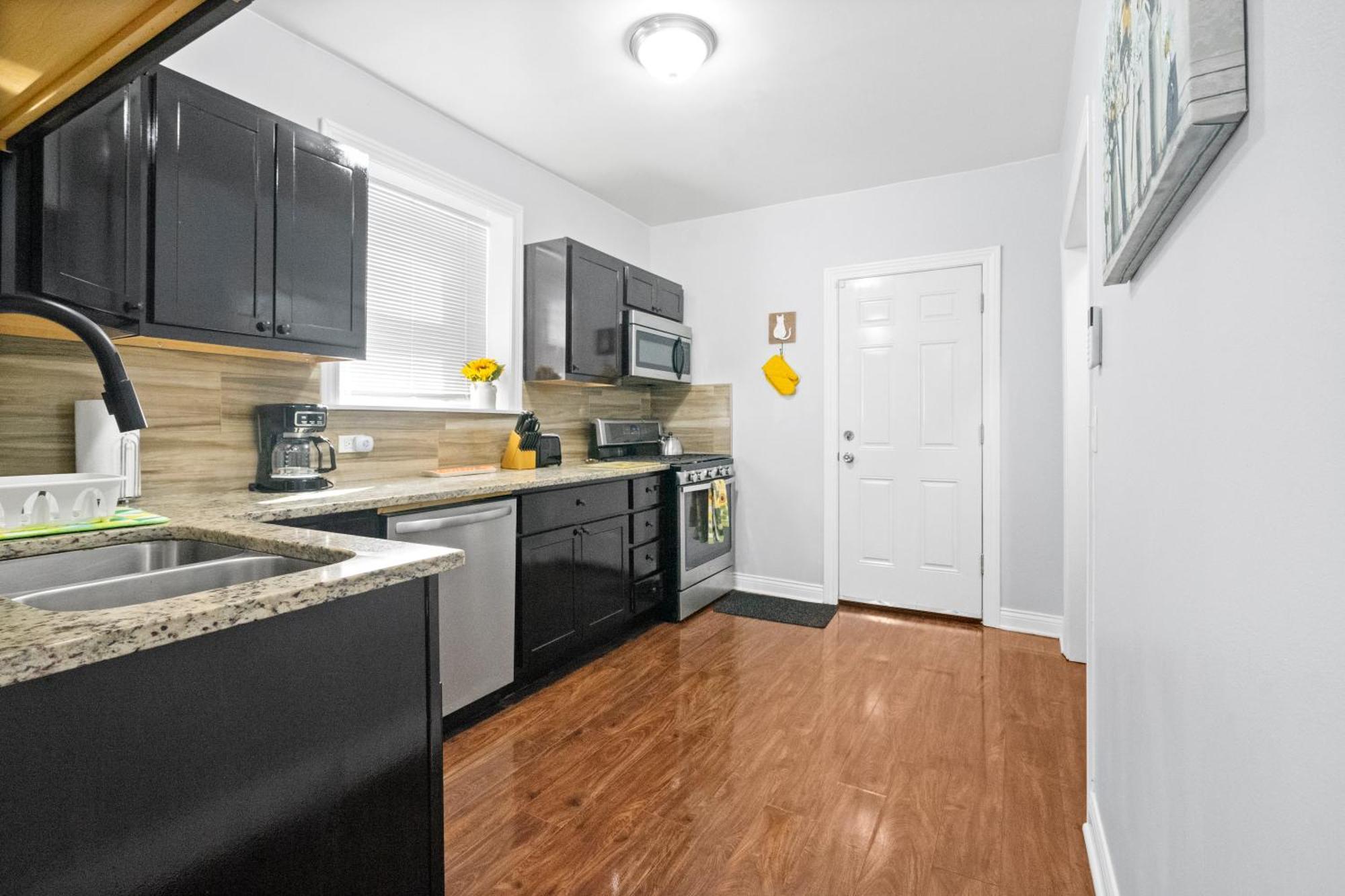 420 Long Term 2 Bedroom Laundry Private Parking Apartment *