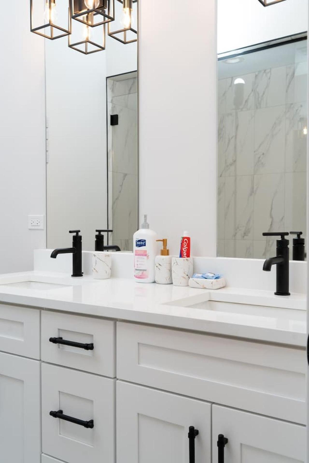 Modern 3br Near Dt Chi Apartment *