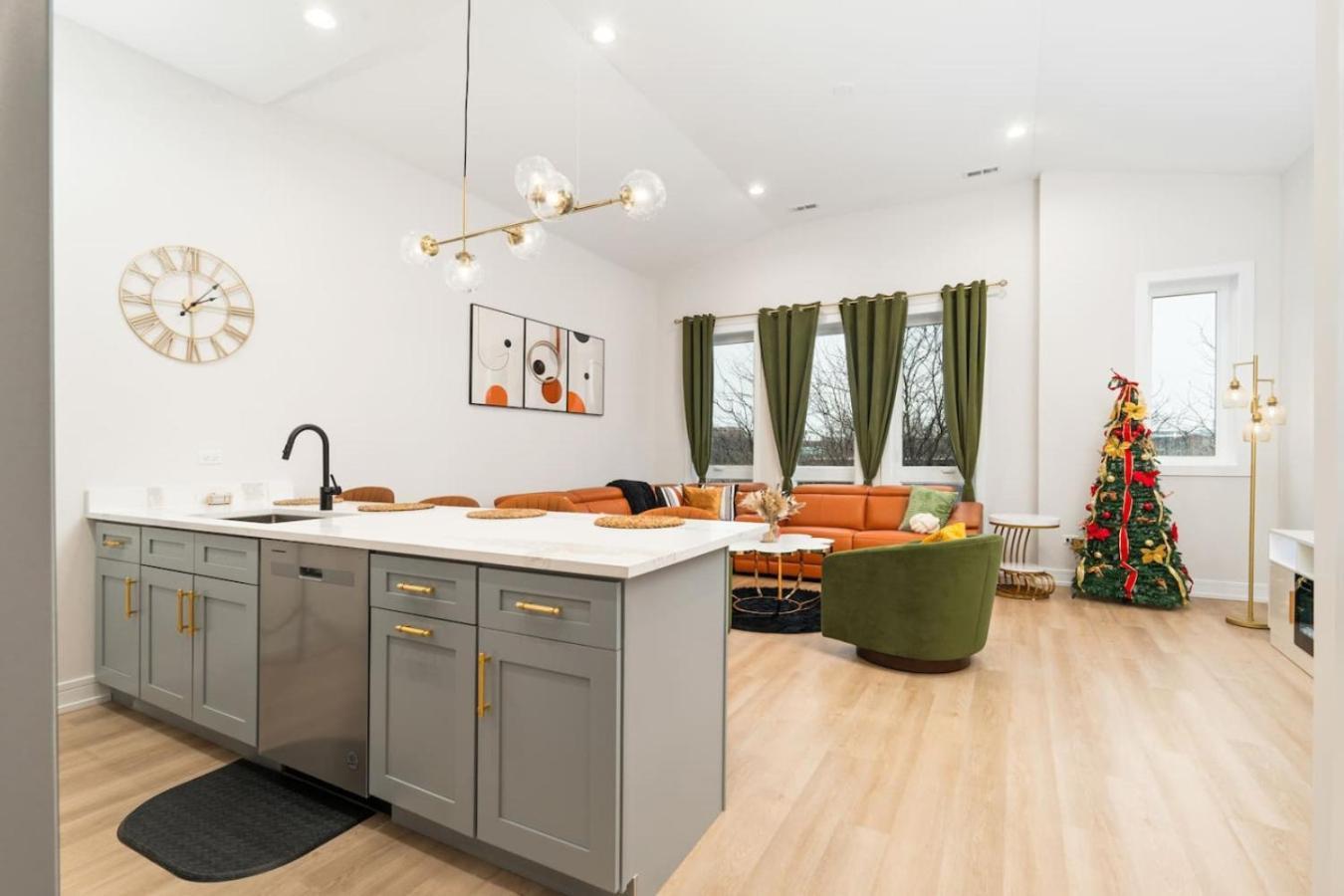 Modern 3br Near Dt Chi