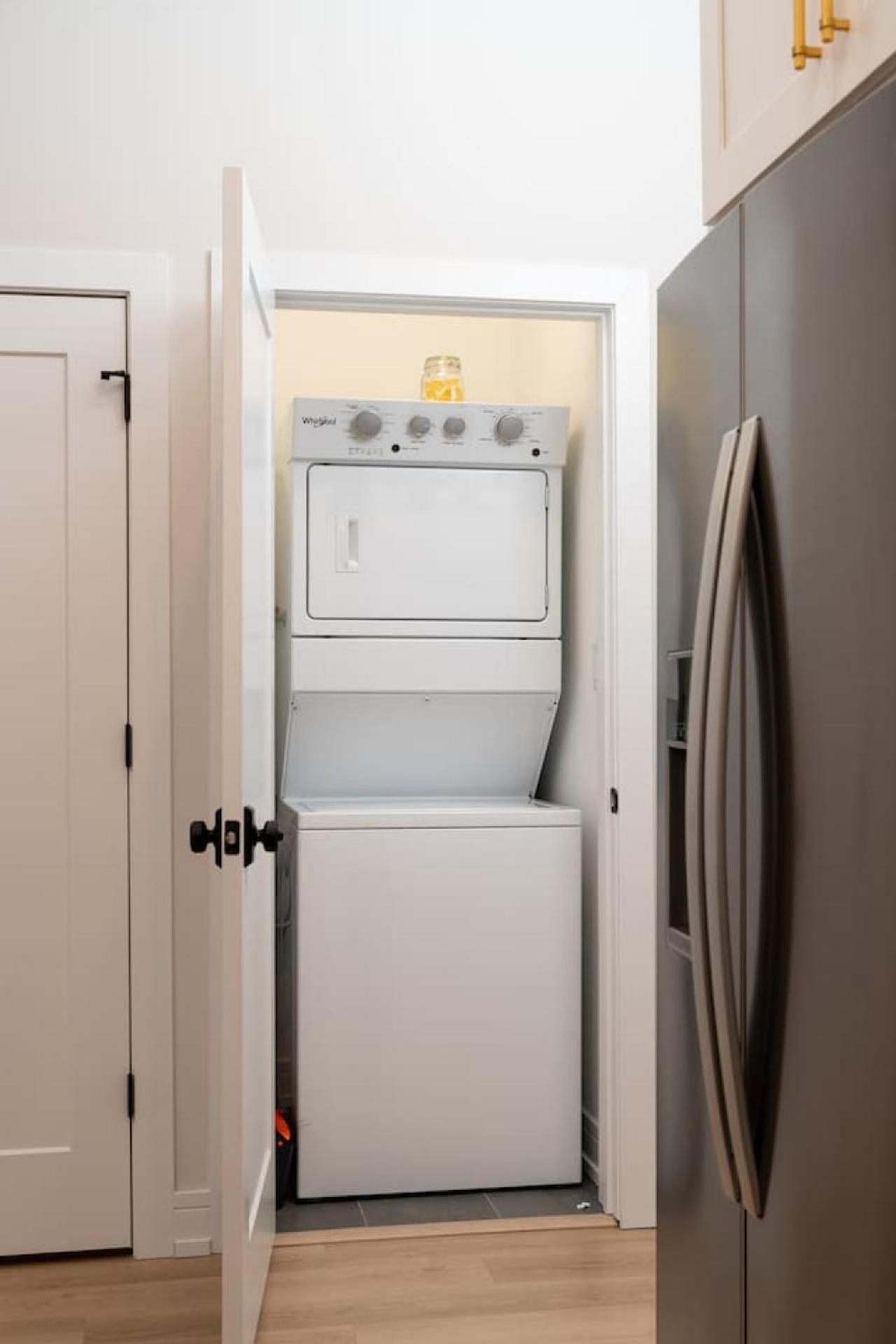 Modern 3br Near Dt Chi *