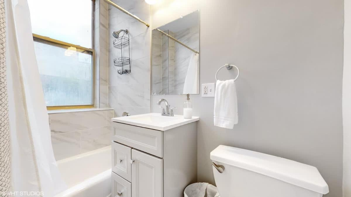 Modern Escape Near Il Medical District Apartment *