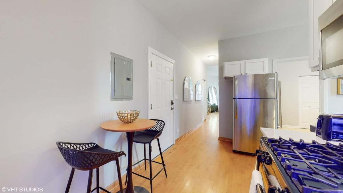 Modern Escape Near Il Medical District Apartment