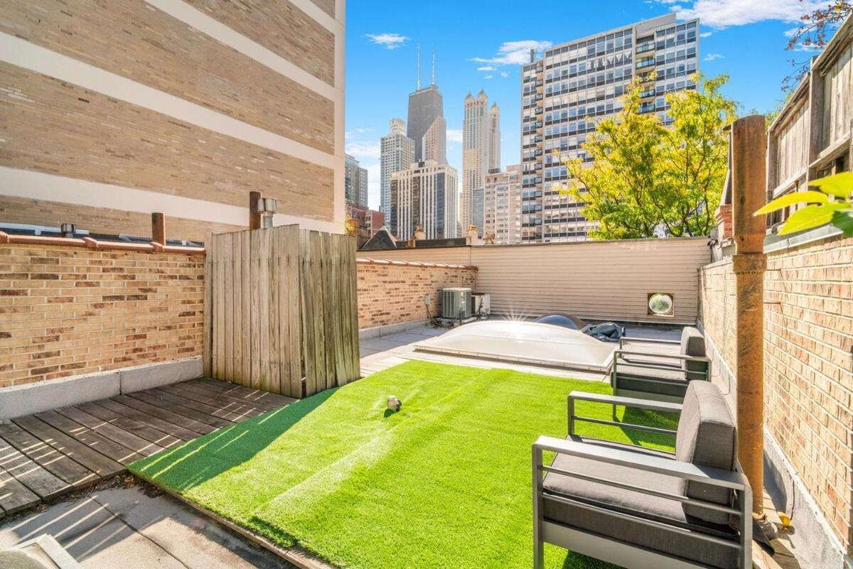 Gold Coast Pristine Rooftop Pooltable Parking * Chicago