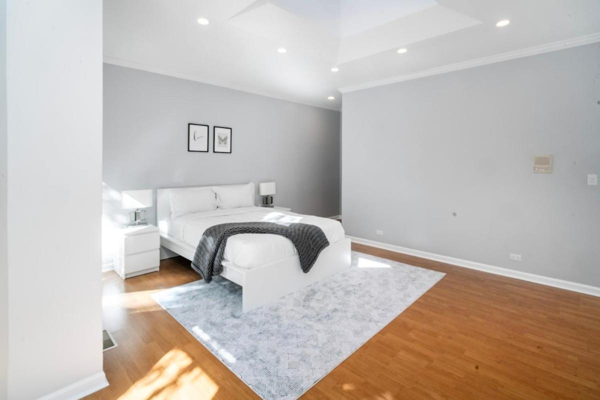 Gold Coast Pristine Rooftop Pooltable Parking * Chicago