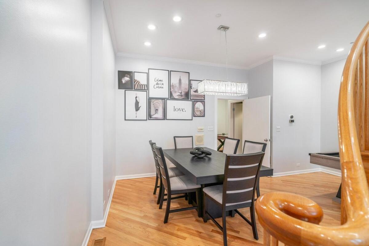 Holiday home Gold Coast Pristine Rooftop Pooltable Parking *