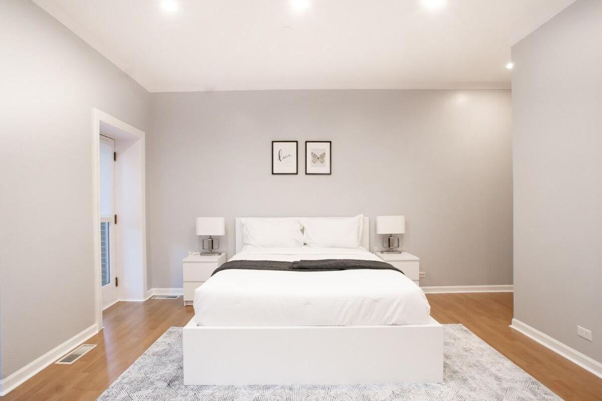 Gold Coast Pristine Rooftop Pooltable Parking Holiday home Chicago