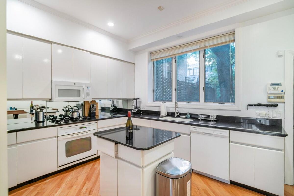 Gold Coast Pristine Rooftop Pooltable Parking Holiday home *