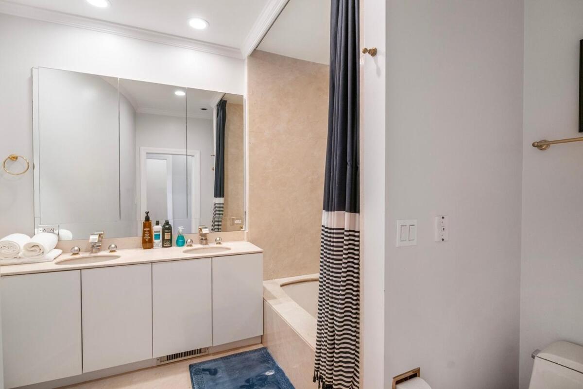 Gold Coast Pristine Rooftop Pooltable Parking Holiday home *