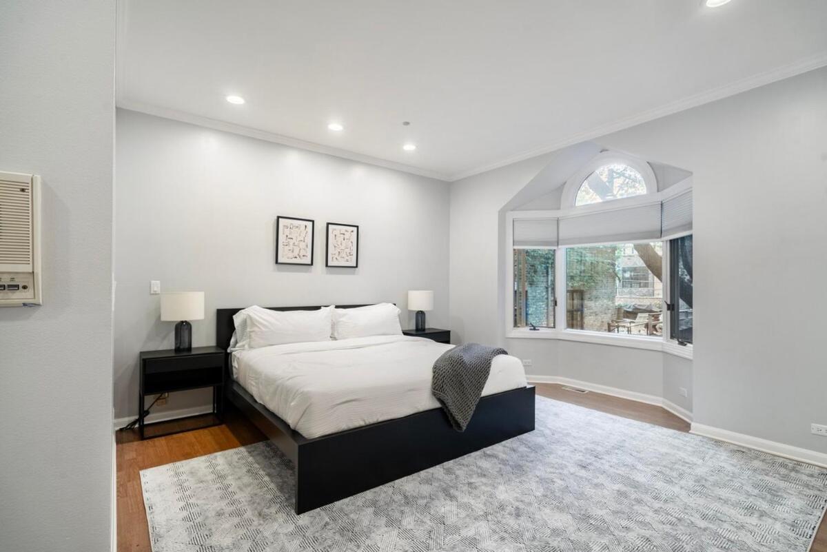 Gold Coast Pristine Rooftop Pooltable Parking
