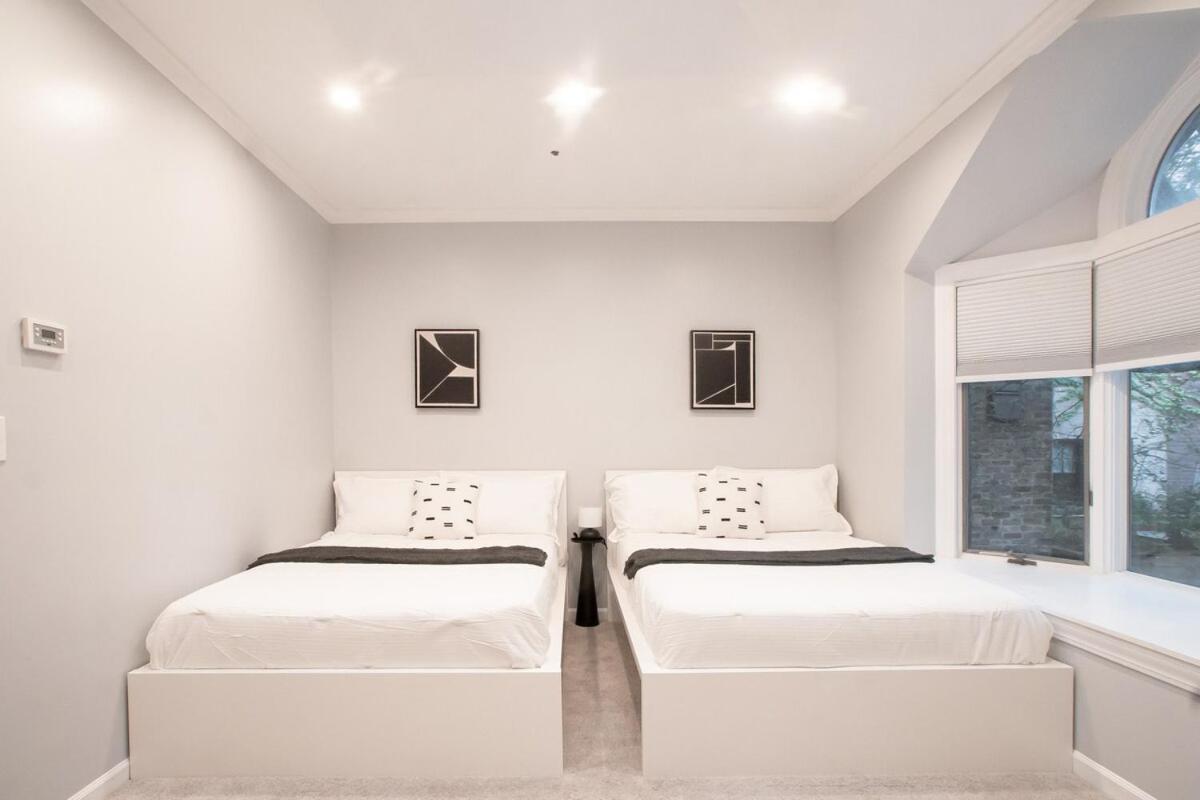 Gold Coast Pristine Rooftop Pooltable Parking Holiday home