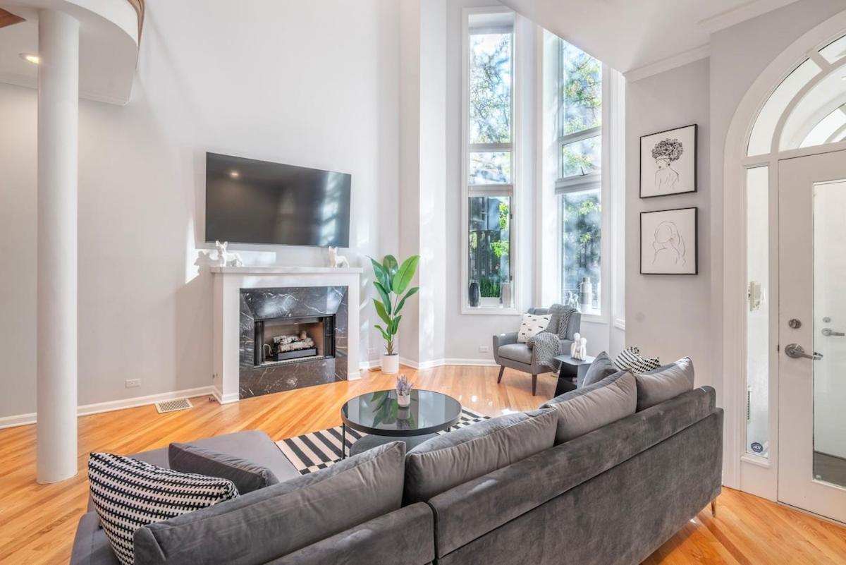 Gold Coast Pristine Rooftop Pooltable Parking Holiday home *