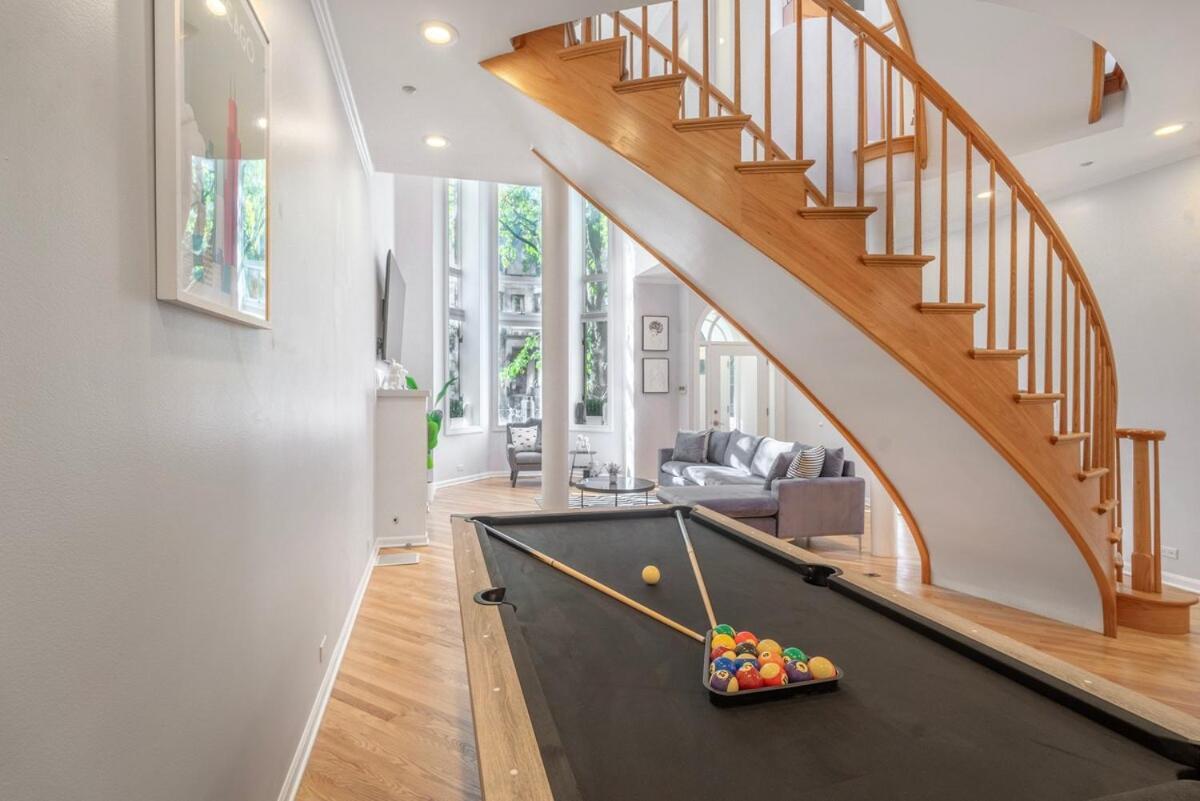 Gold Coast Pristine Rooftop Pooltable Parking *
