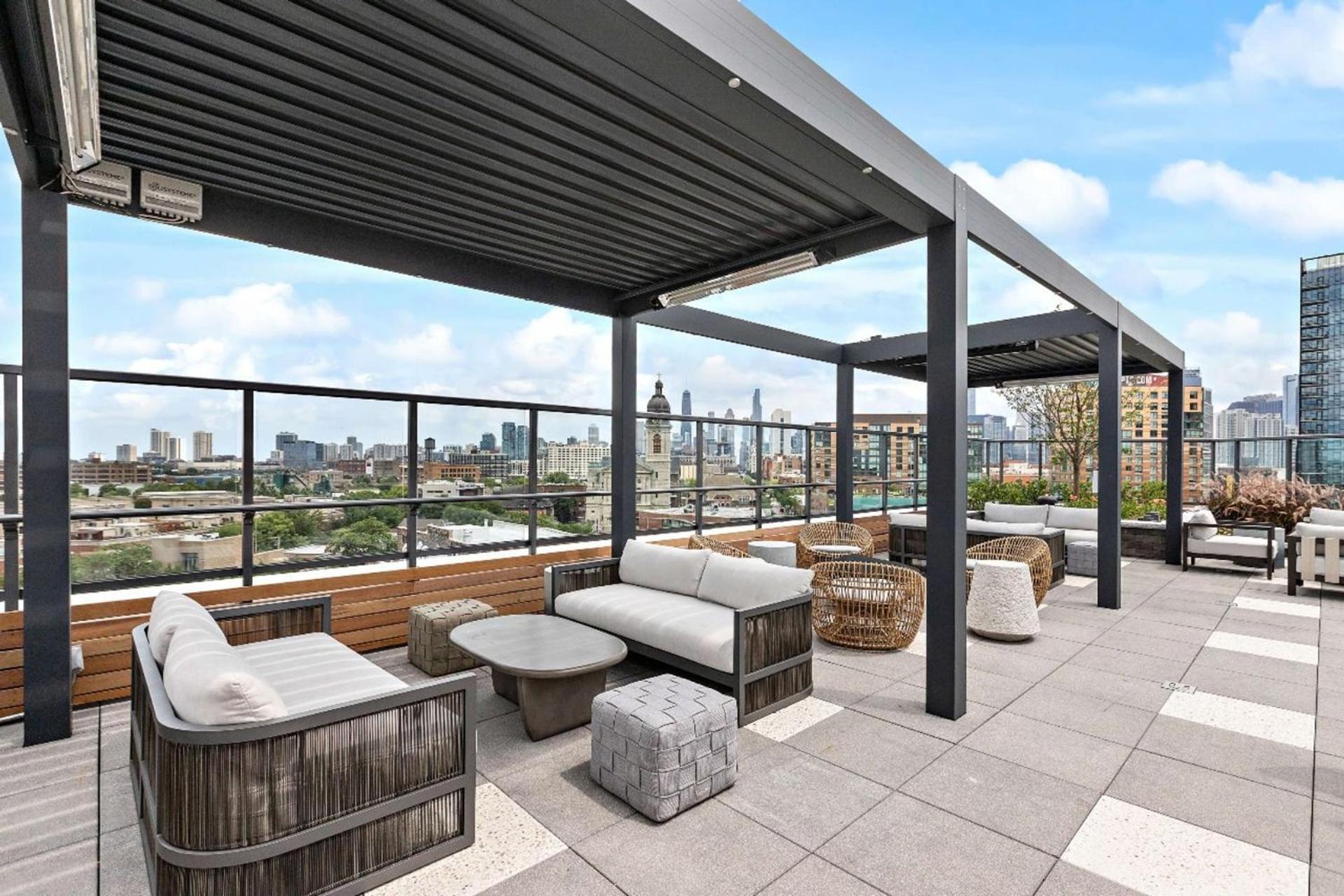 Luxurious 3bd Penthouse L Private Patio L Gym L Stunning Rooftop * Chicago