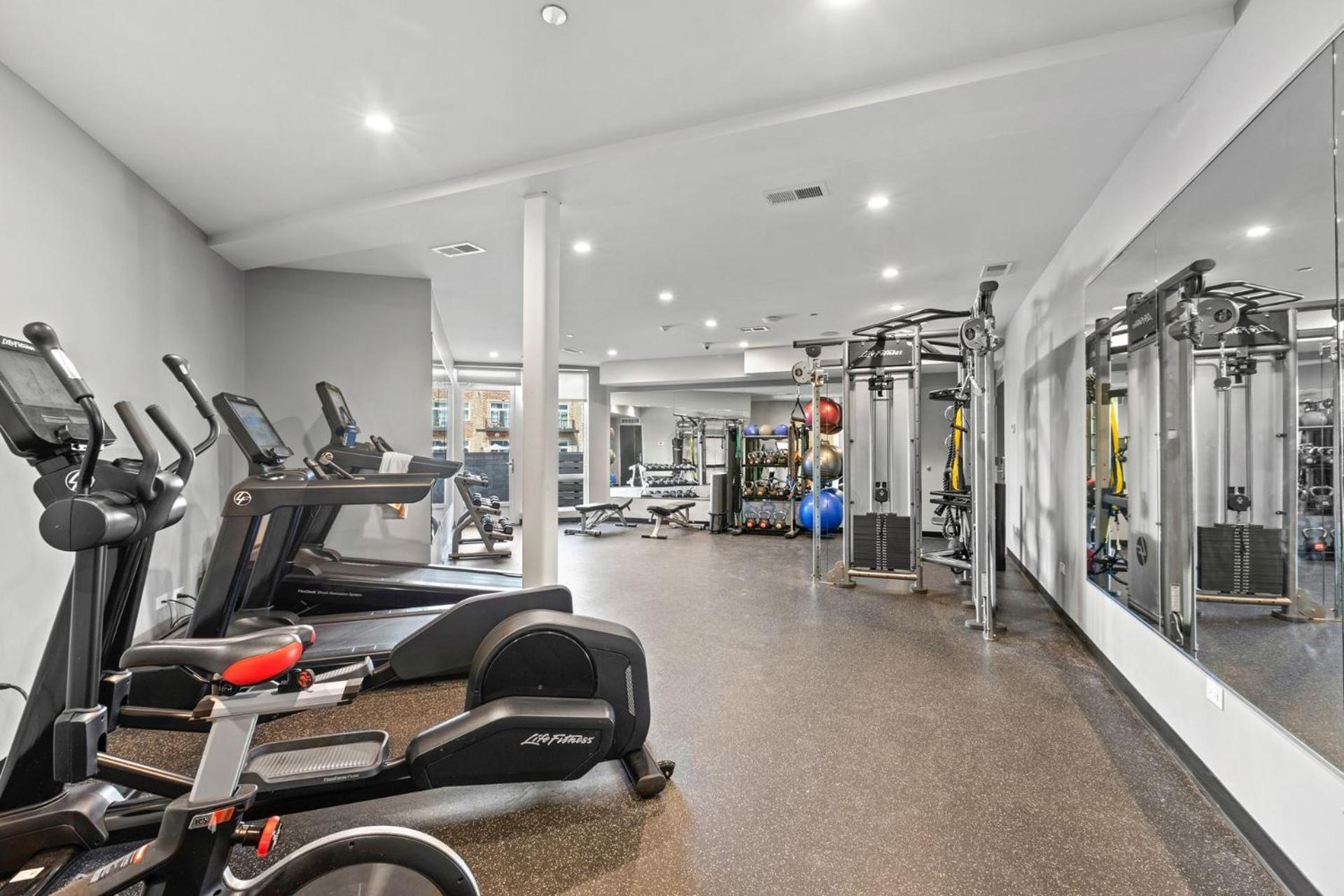 Luxurious 3bd Penthouse L Private Patio L Gym L Stunning Rooftop *