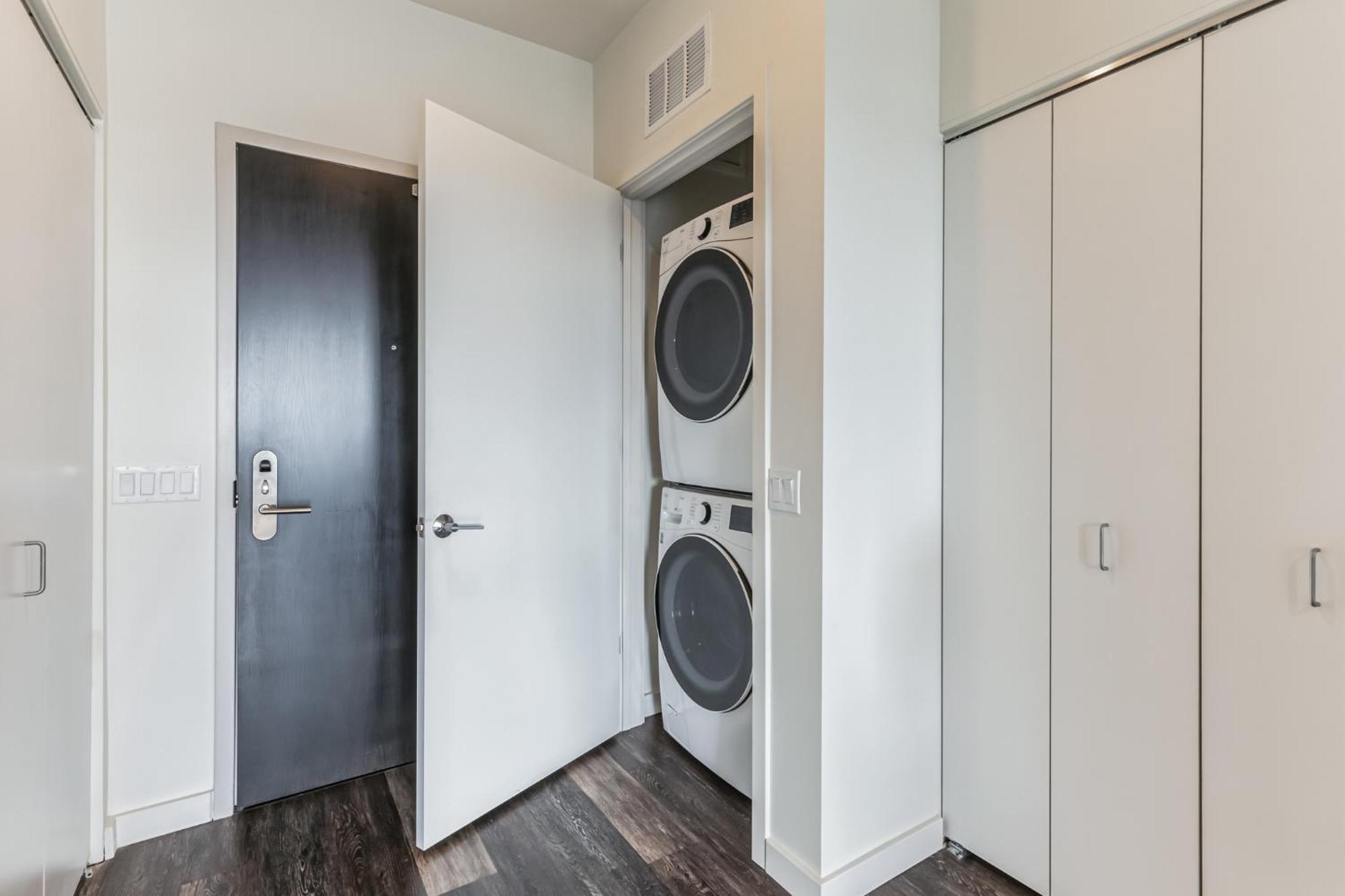 Luxurious 3bd Penthouse L Private Patio L Gym L Stunning Rooftop Apartment