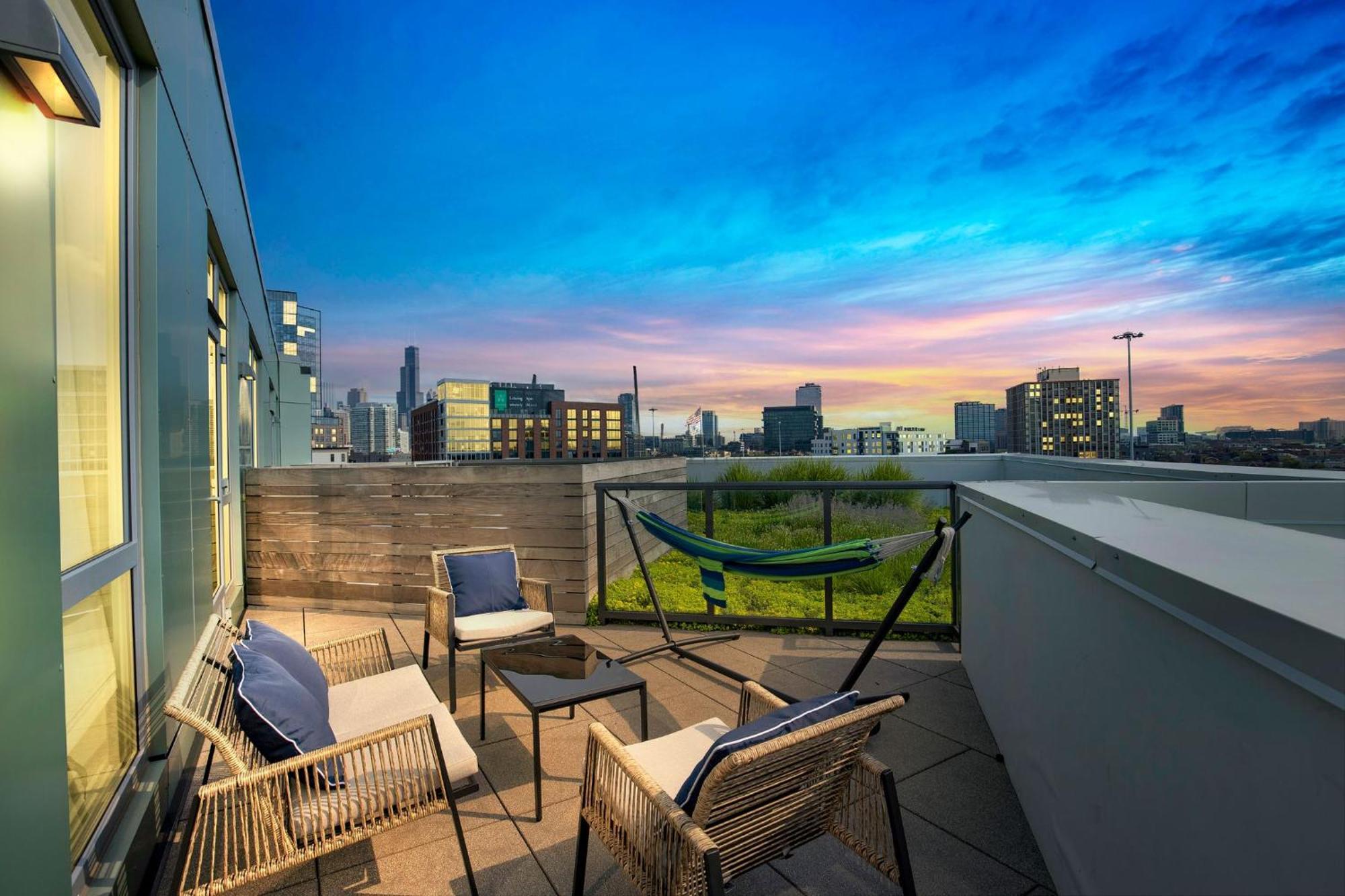 Luxurious 3bd Penthouse L Private Patio L Gym L Stunning Rooftop *