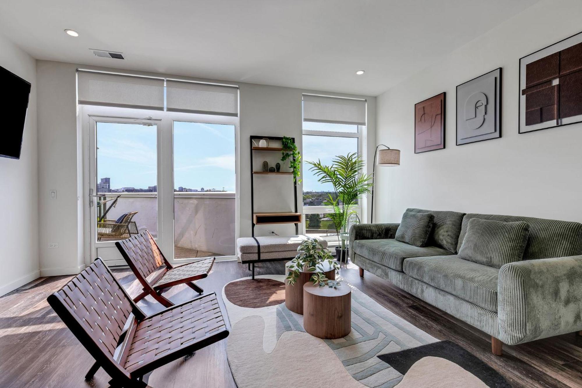 Luxurious 3bd Penthouse L Private Patio L Gym L Stunning Rooftop Apartment