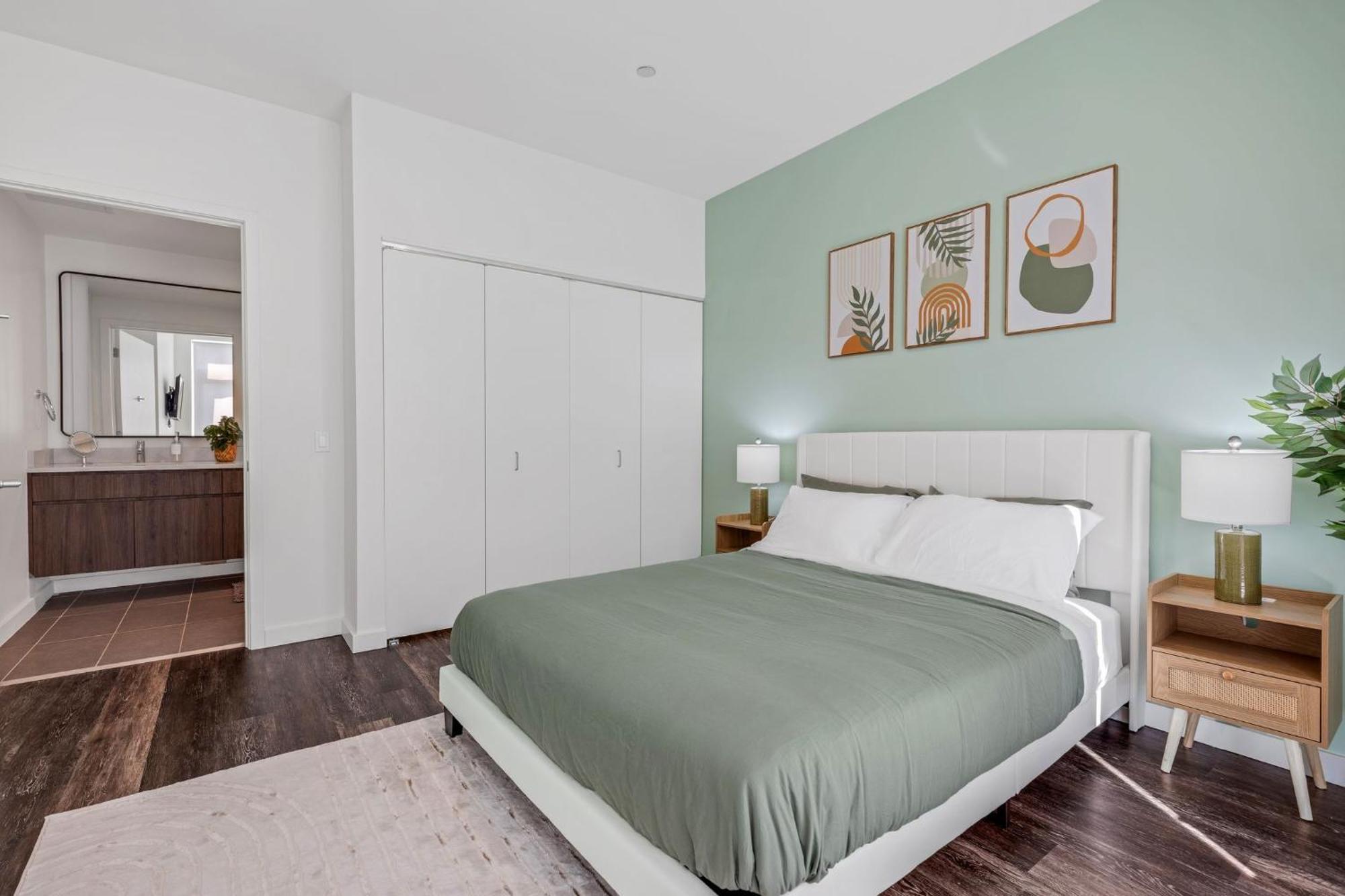 Luxurious 3bd Penthouse L Private Patio L Gym L Stunning Rooftop Apartment *