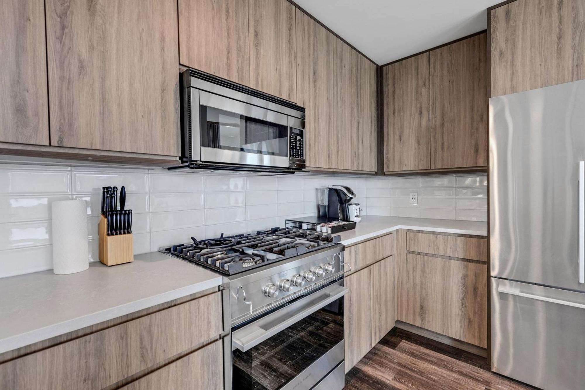 Apartment Luxurious 3bd Penthouse L Private Patio L Gym L Stunning Rooftop *