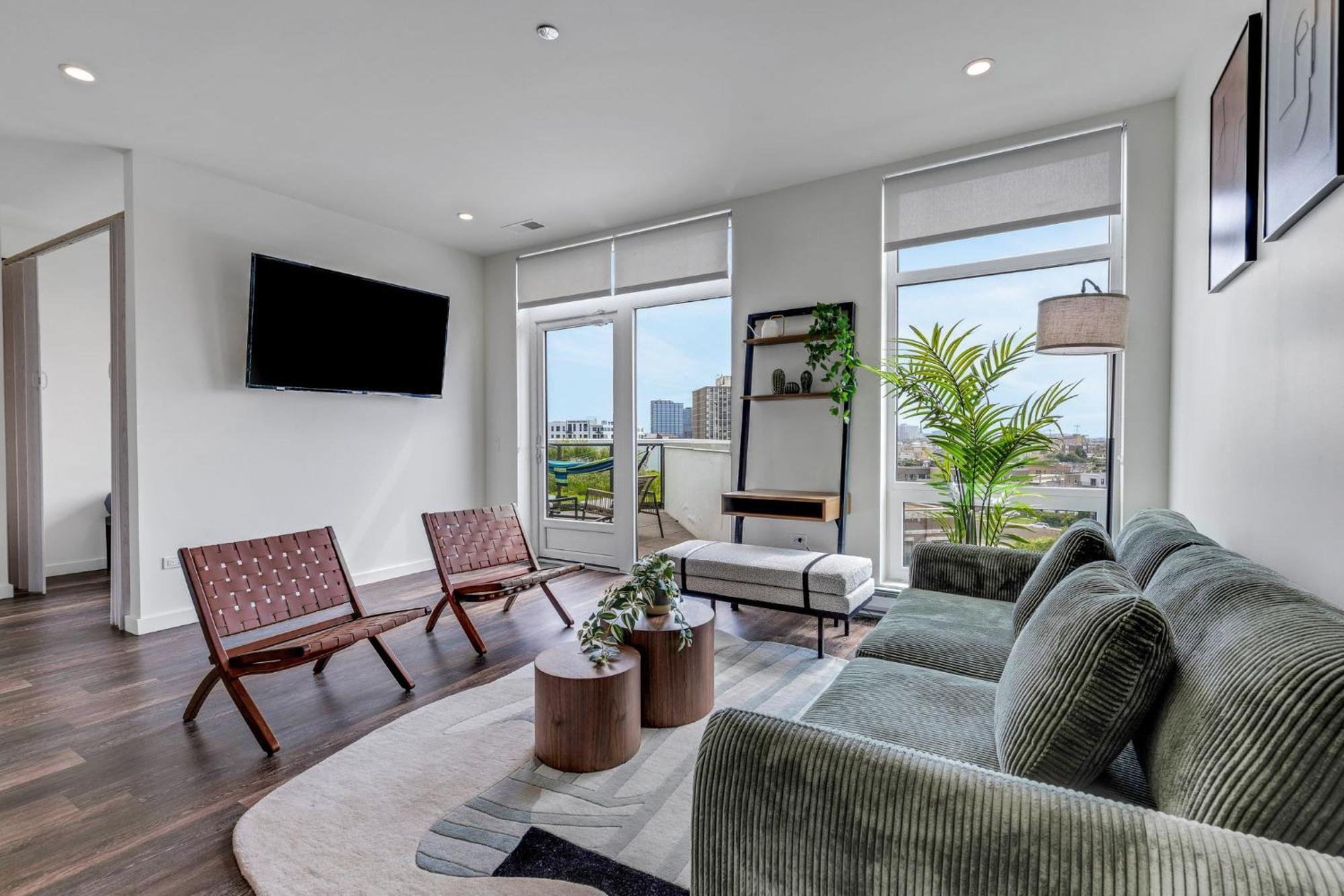 Luxurious 3bd Penthouse L Private Patio L Gym L Stunning Rooftop *