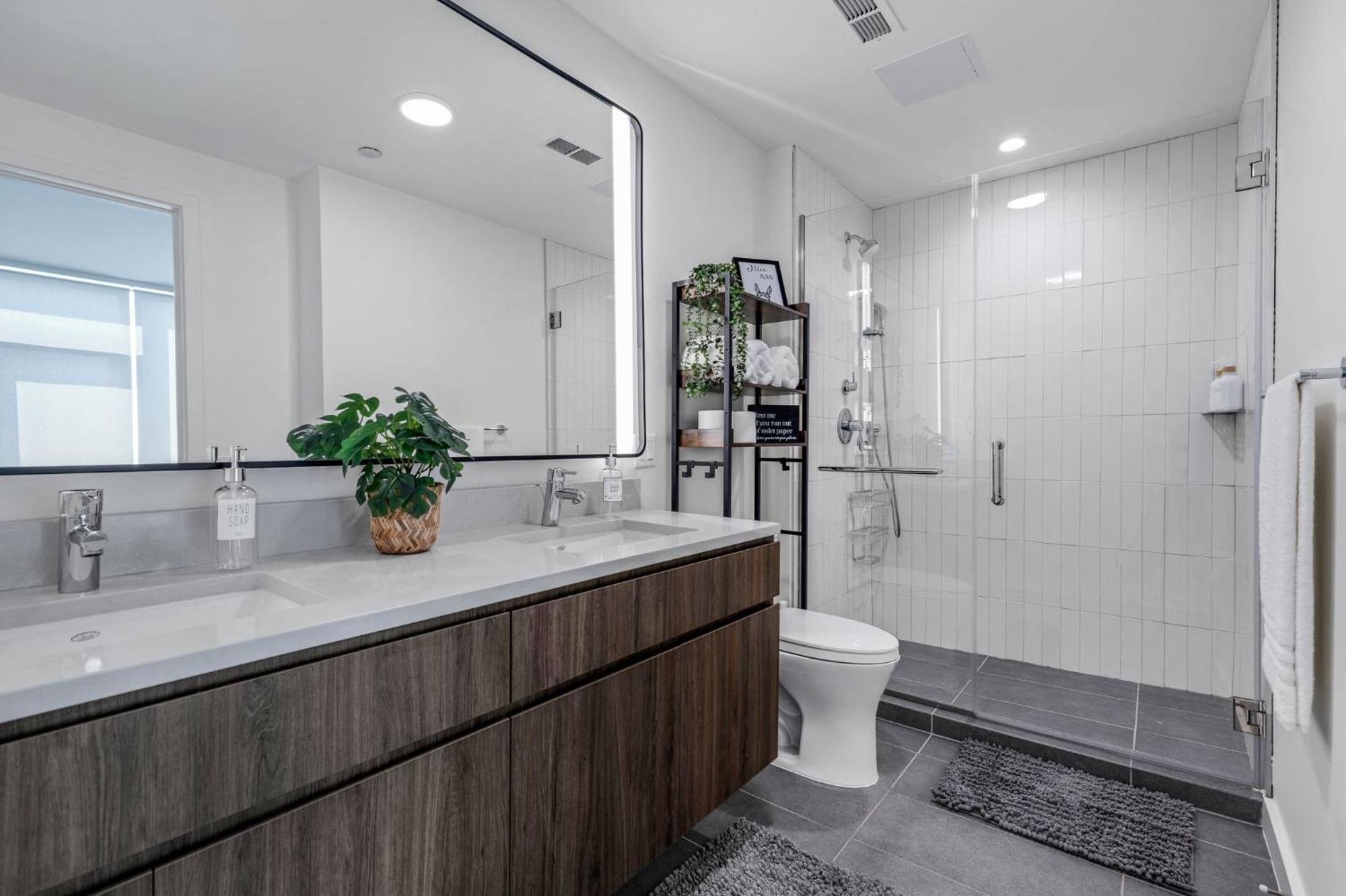 Luxurious 3bd Penthouse L Private Patio L Gym L Stunning Rooftop Apartment *