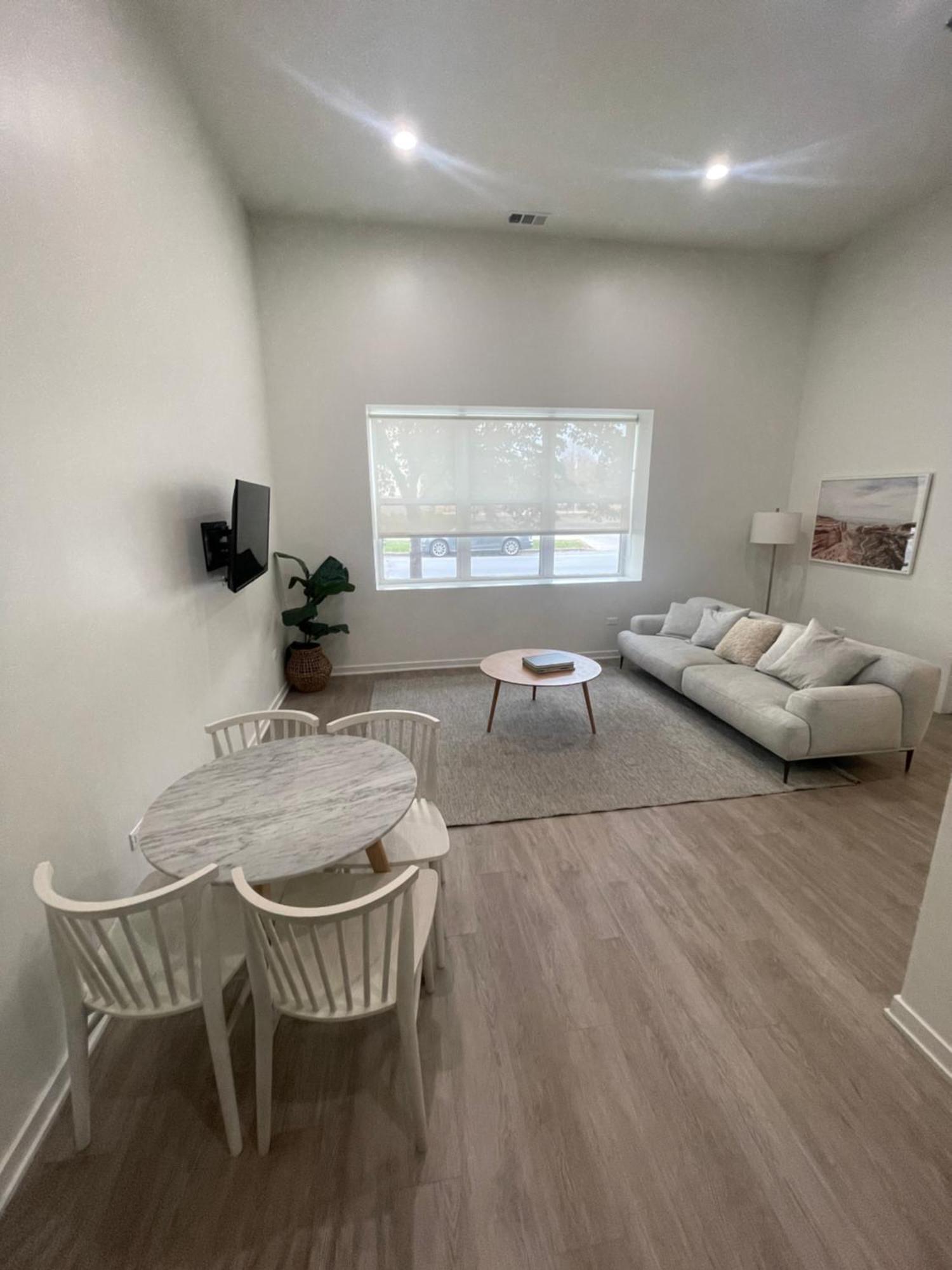 Shared Modern Close To Downtown Guest house