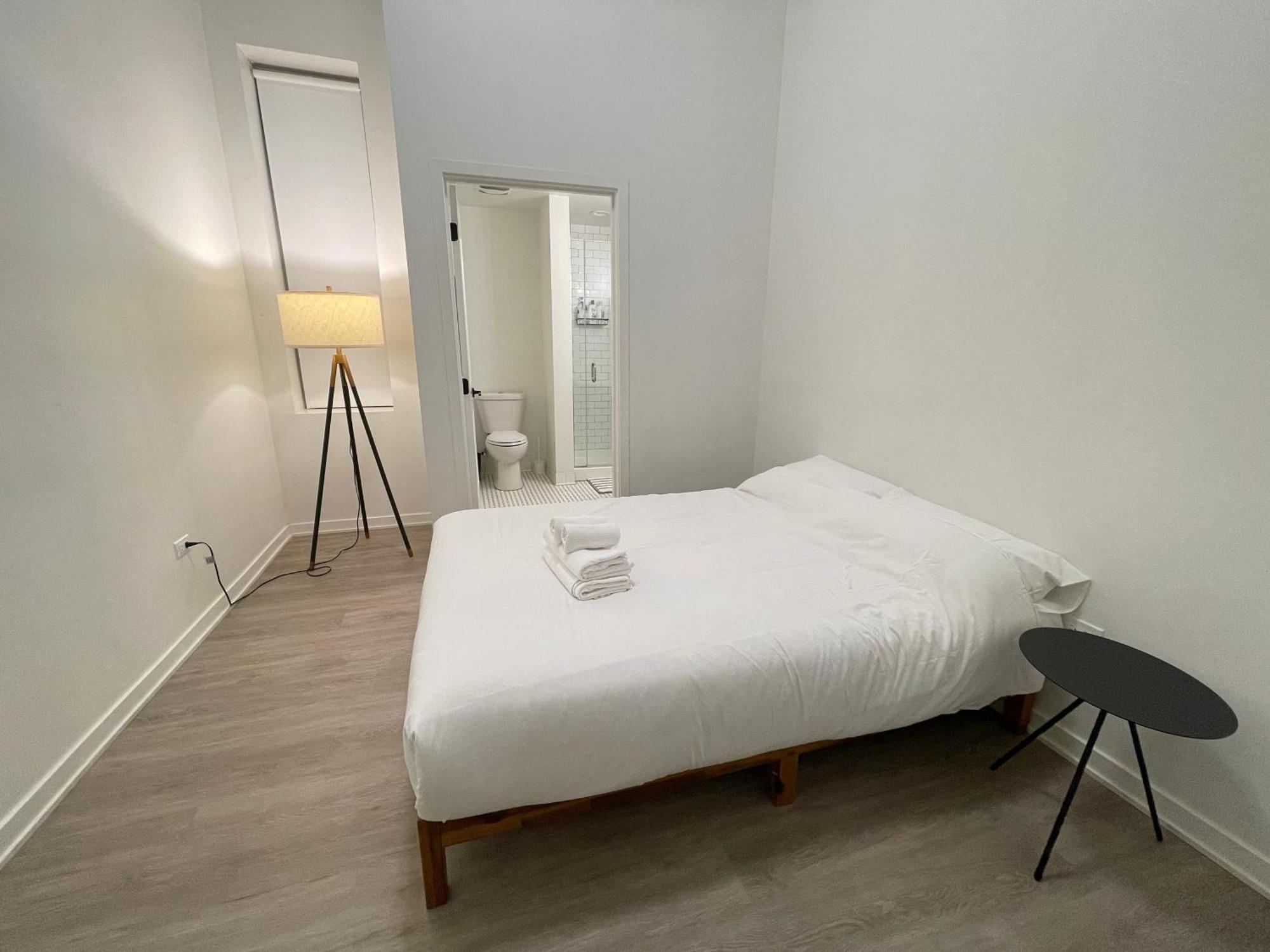 Shared Modern Close To Downtown Guest house *