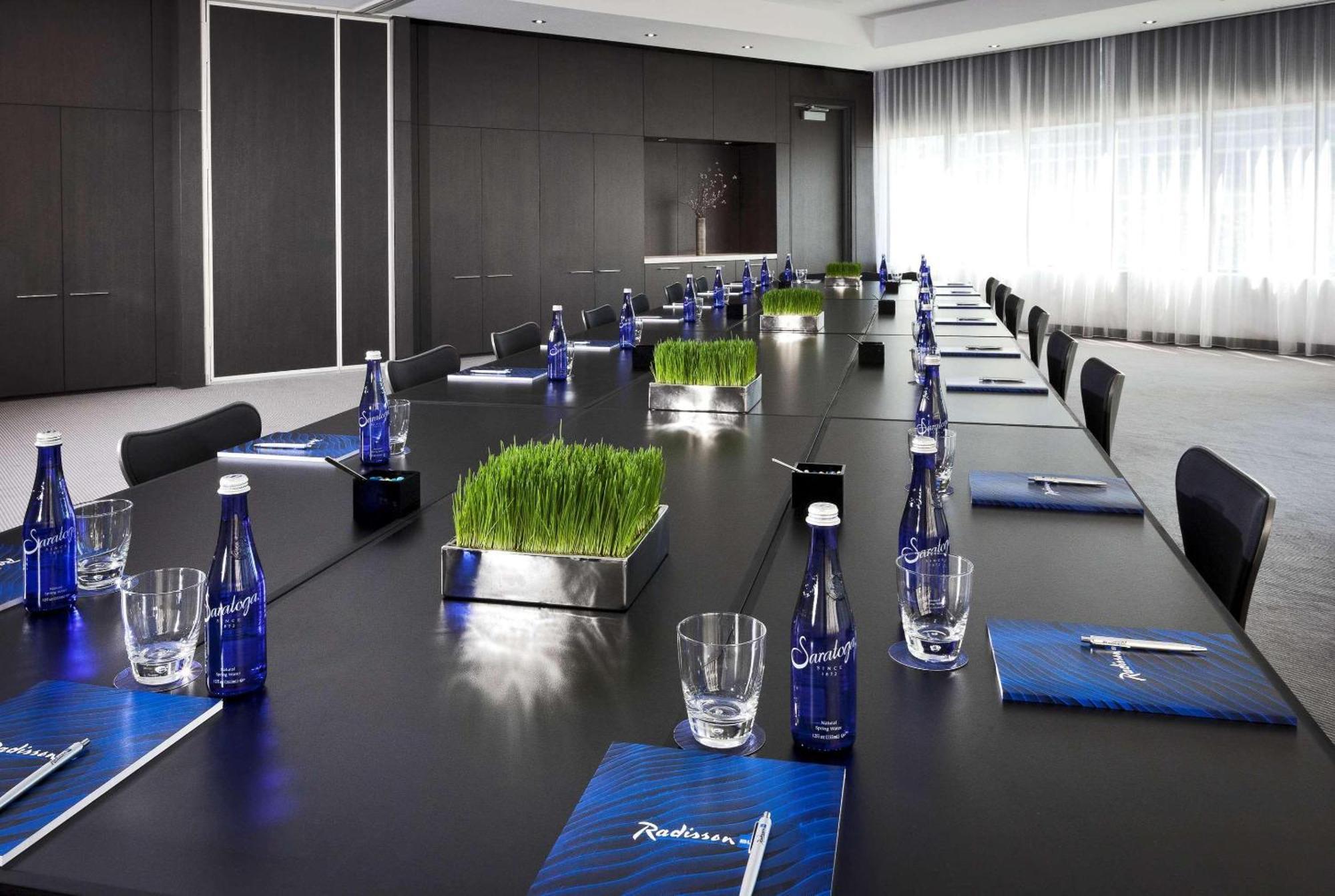 Radisson Blu Aqua Hotel, 4*