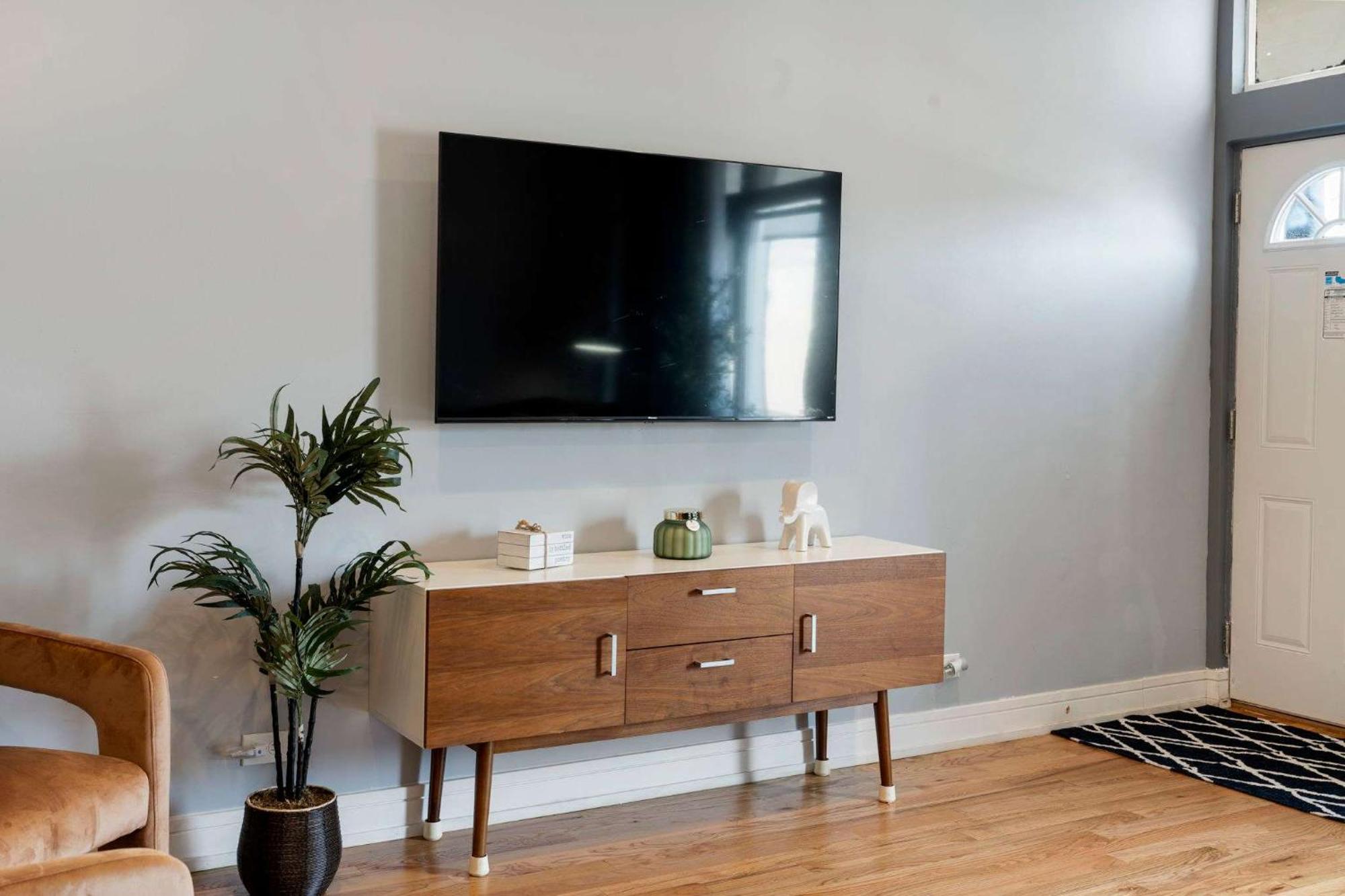 2 Bedroom Near West Loop With Parking *