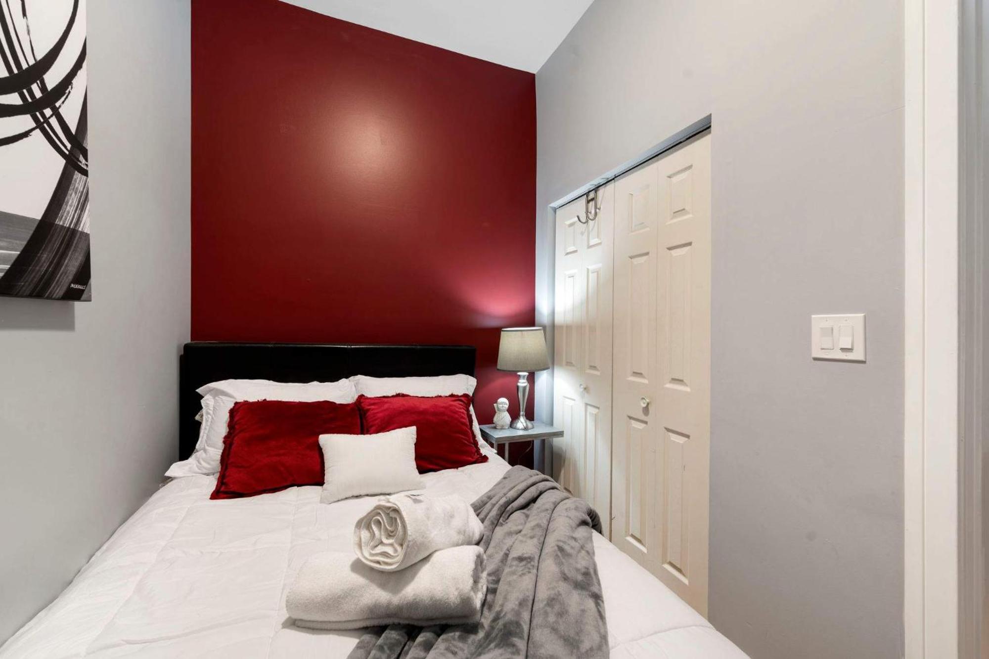 Apartment 2 Bedroom Near West Loop With Parking