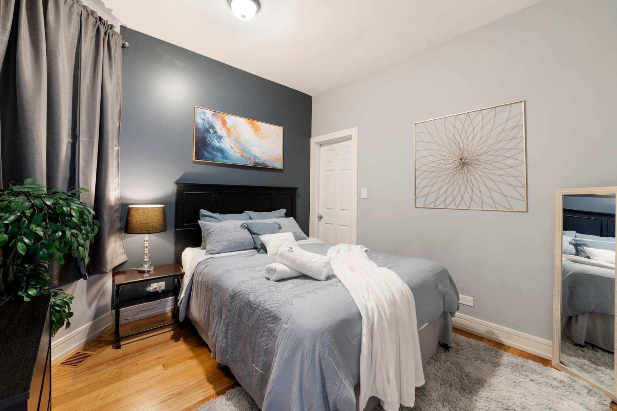 2 Bedroom Near West Loop With Parking Apartment