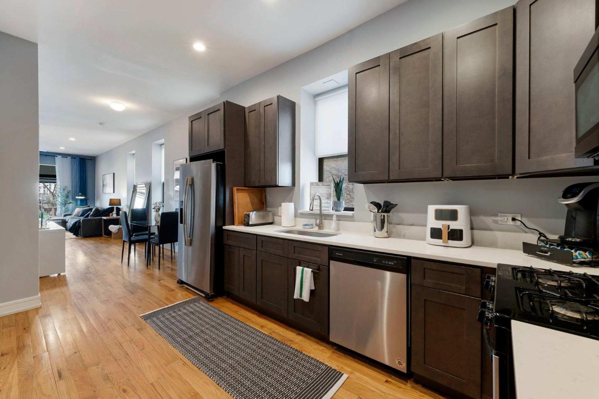 2 Bedroom Near West Loop With Parking *