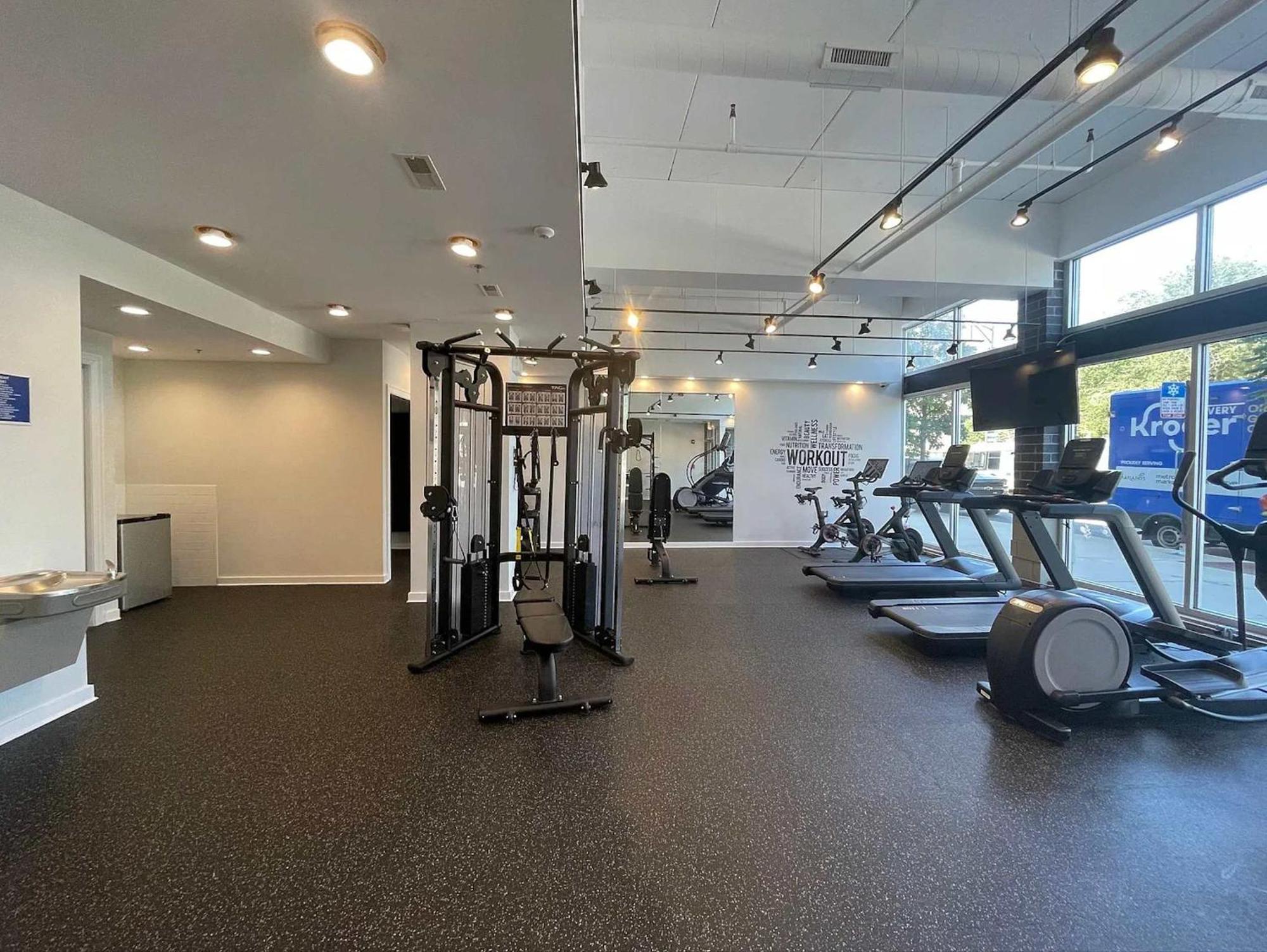 Gym Garage Parking Balcony Sleeps 6 Chicago