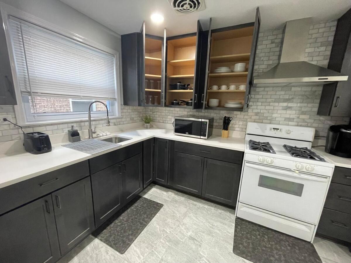 Spacious 3 Bed 2 Bath In Rogers Park Apartment