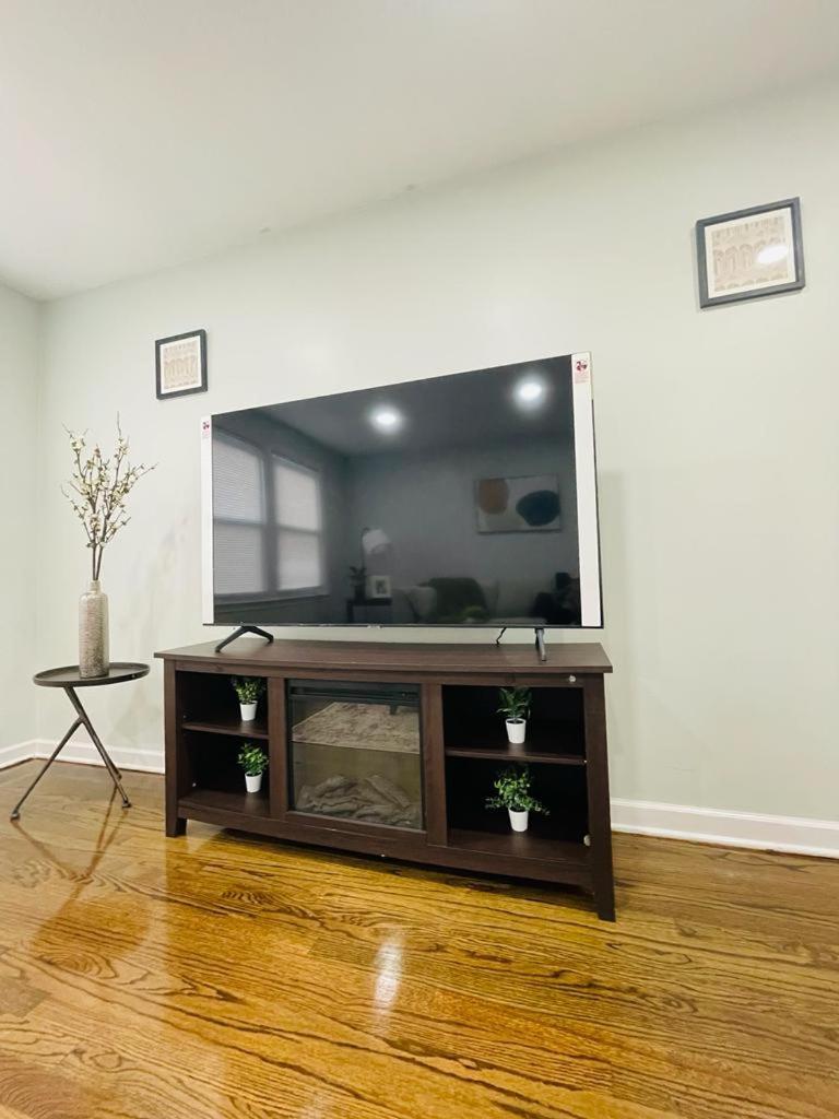 Spacious 3 Bed 2 Bath In Rogers Park Apartment
