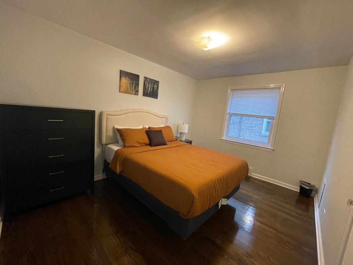 Spacious 3 Bed 2 Bath In Rogers Park *