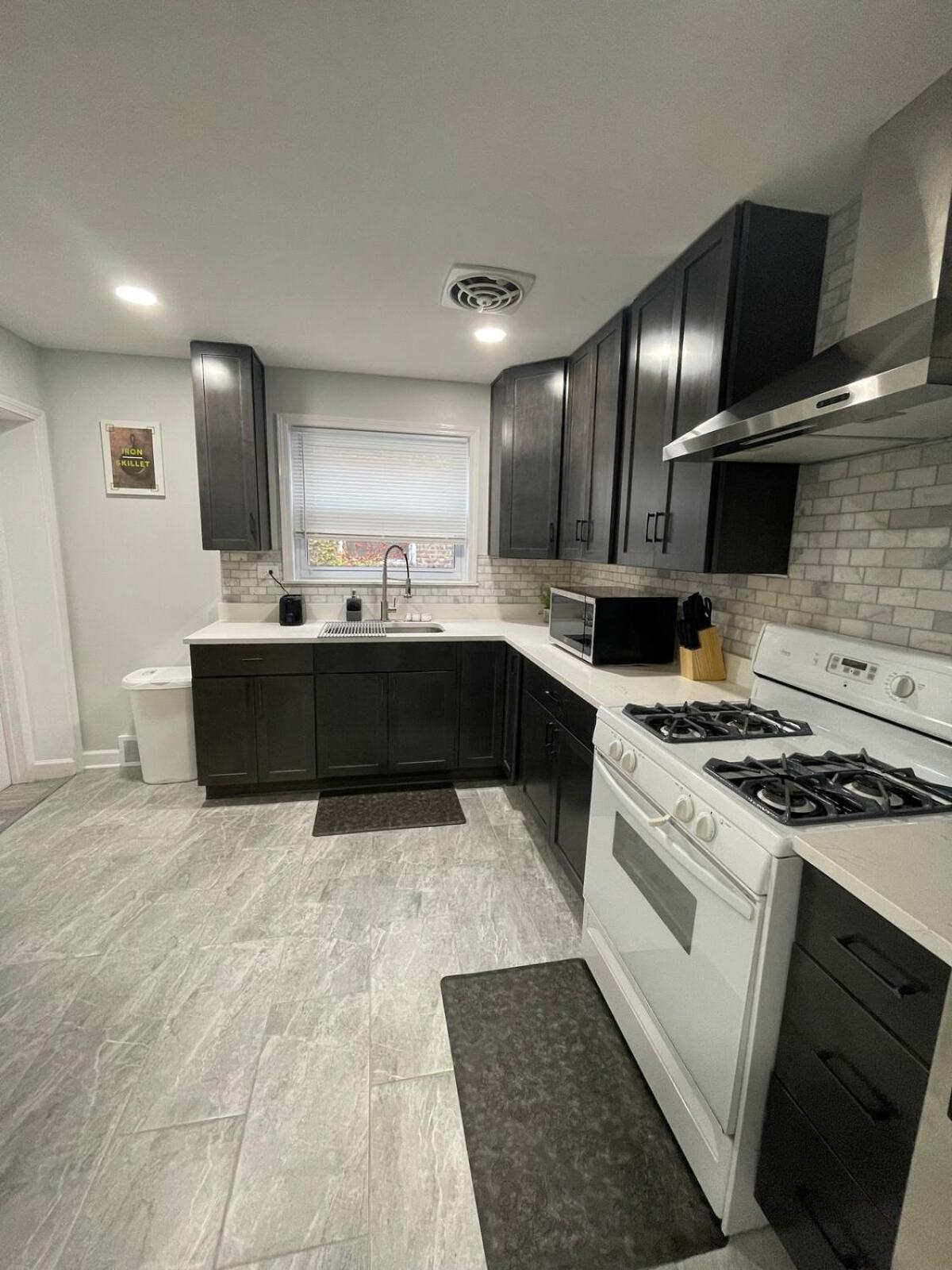 Apartment Spacious 3 Bed 2 Bath In Rogers Park