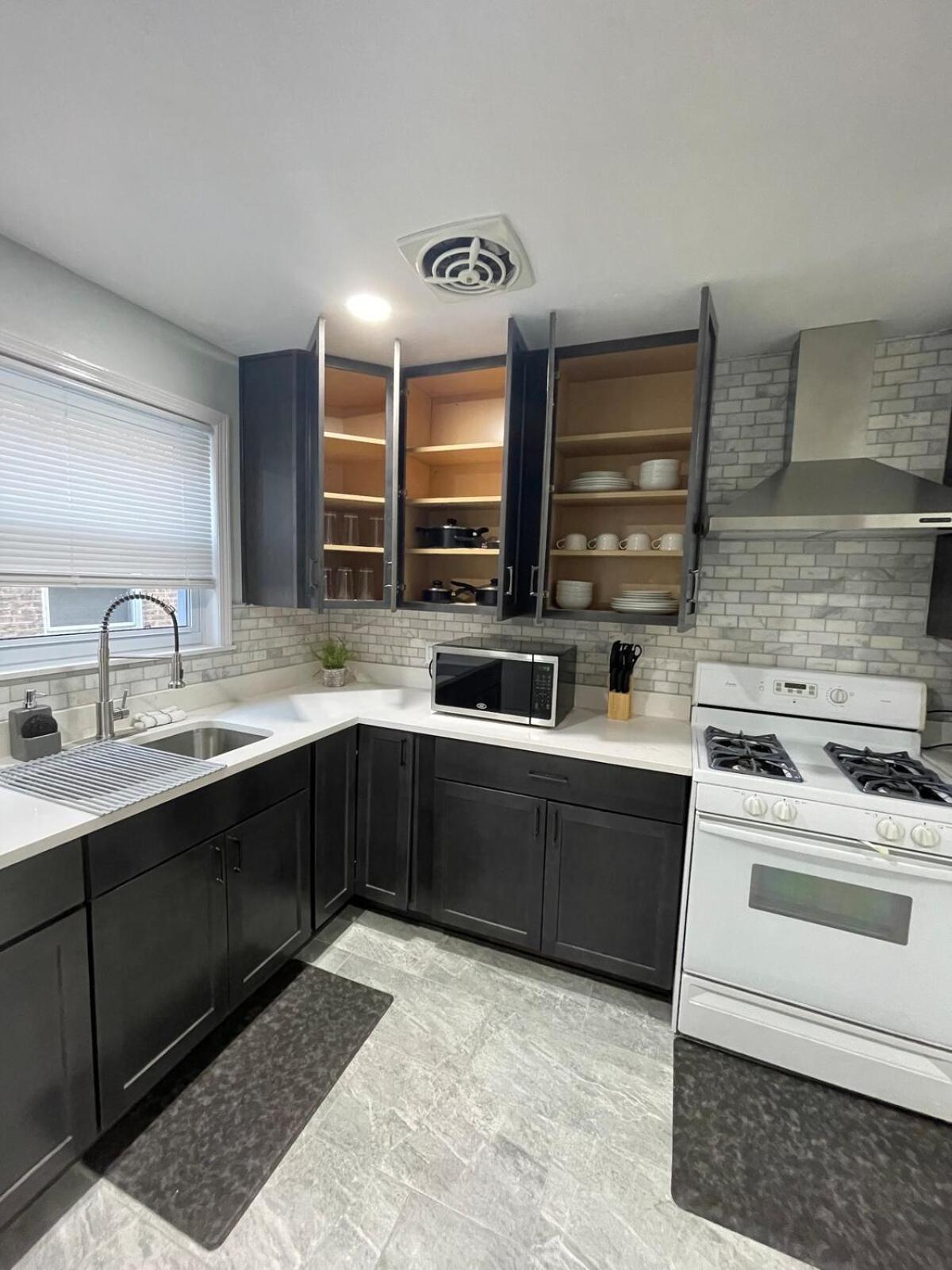Apartment Spacious 3 Bed 2 Bath In Rogers Park *