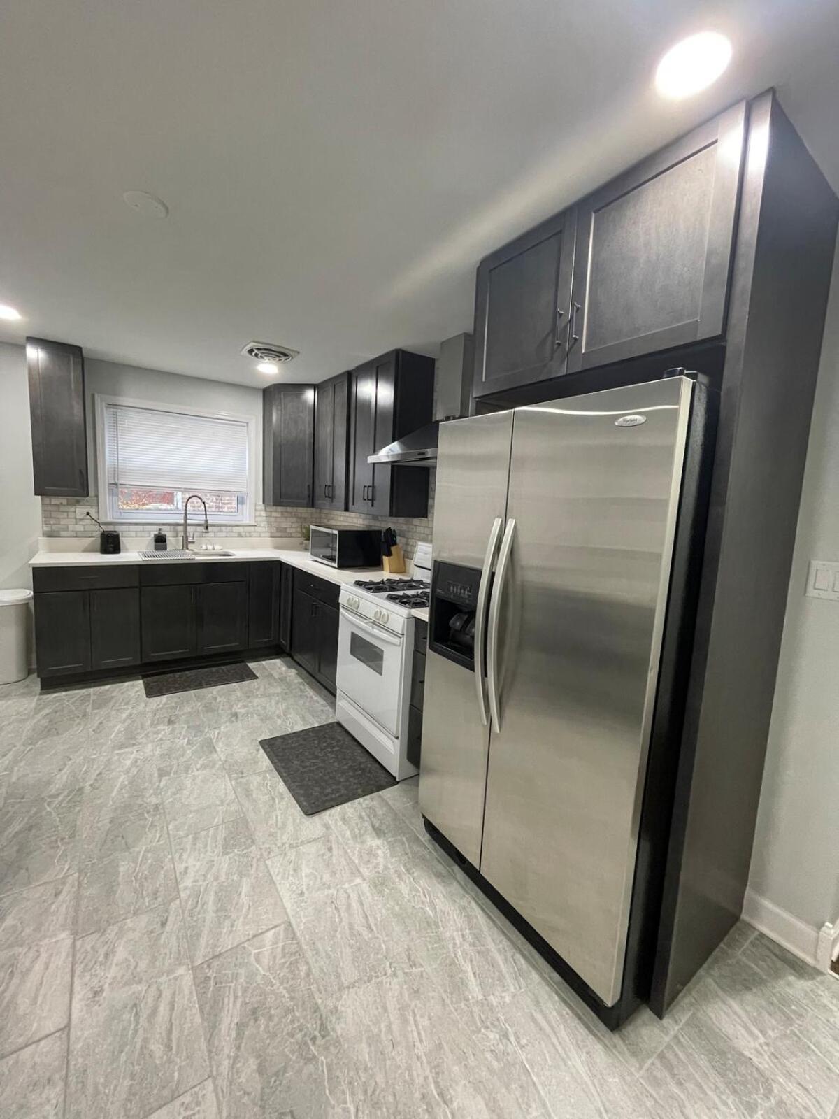 Spacious 3 Bed 2 Bath In Rogers Park *