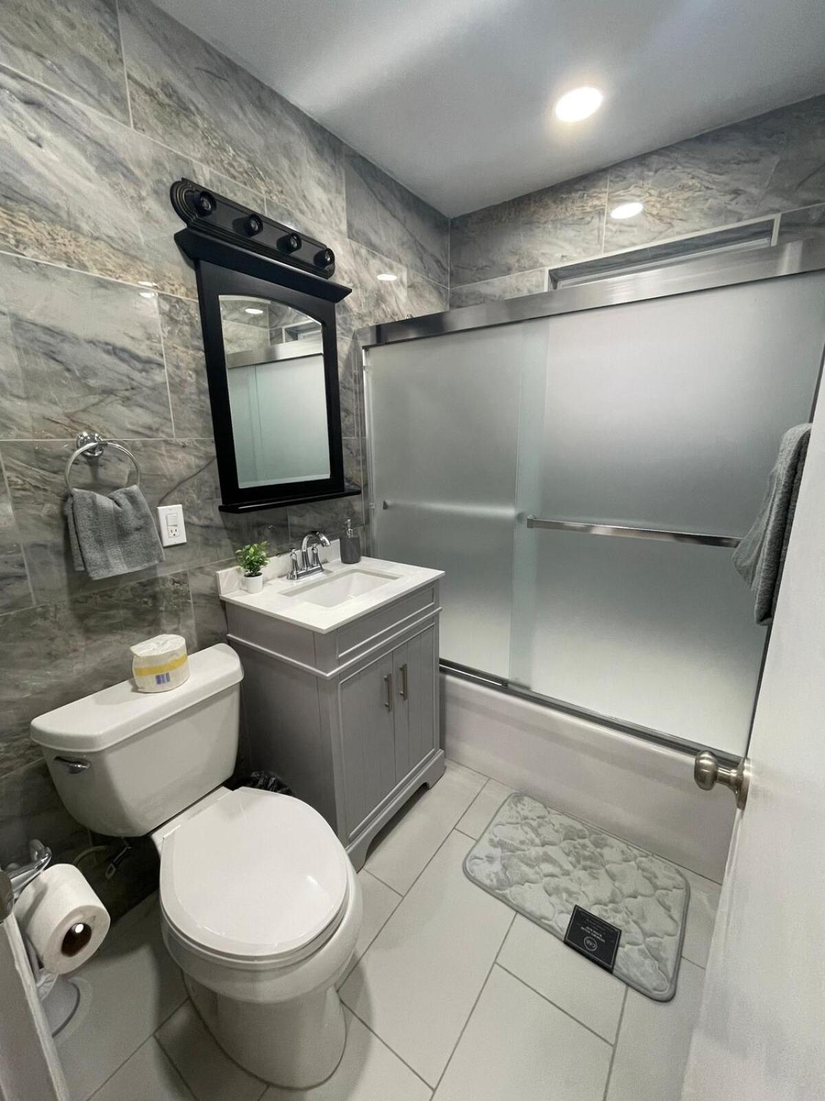 Apartment Spacious 3 Bed 2 Bath In Rogers Park Chicago