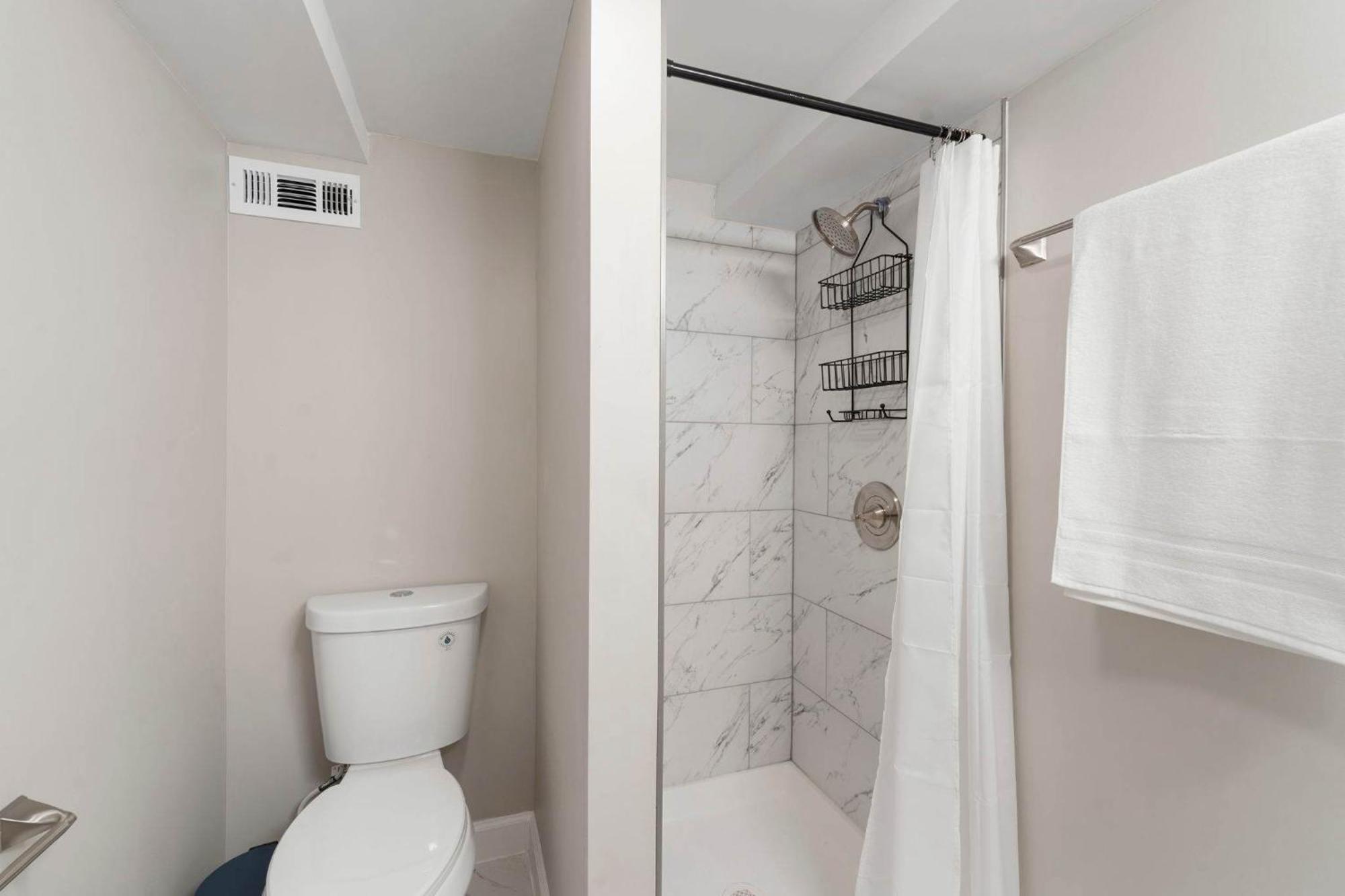 Spacious In Apartment *
