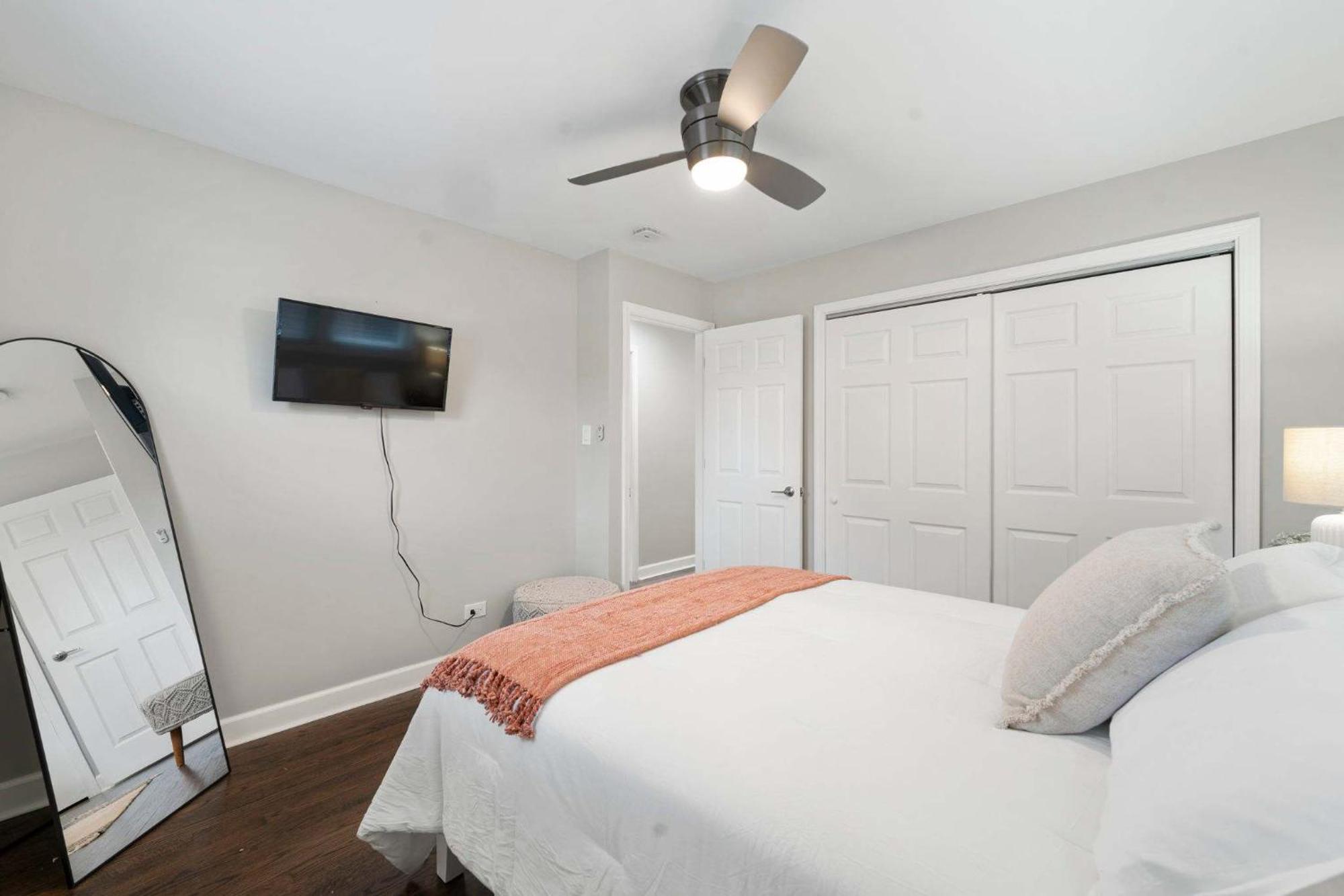 Spacious In Apartment *
