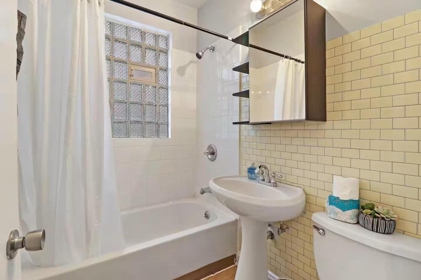 Explore The Sleek 2br Gem In North Apartment