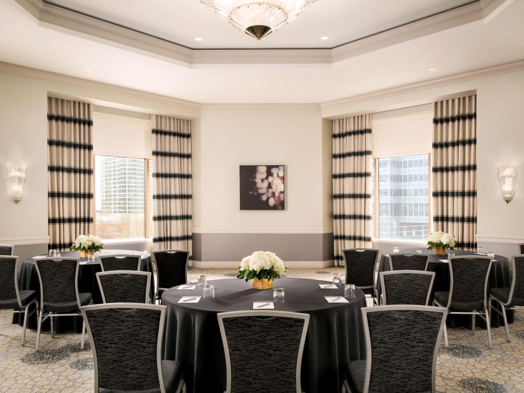 Fairmont Millennium Park 4*