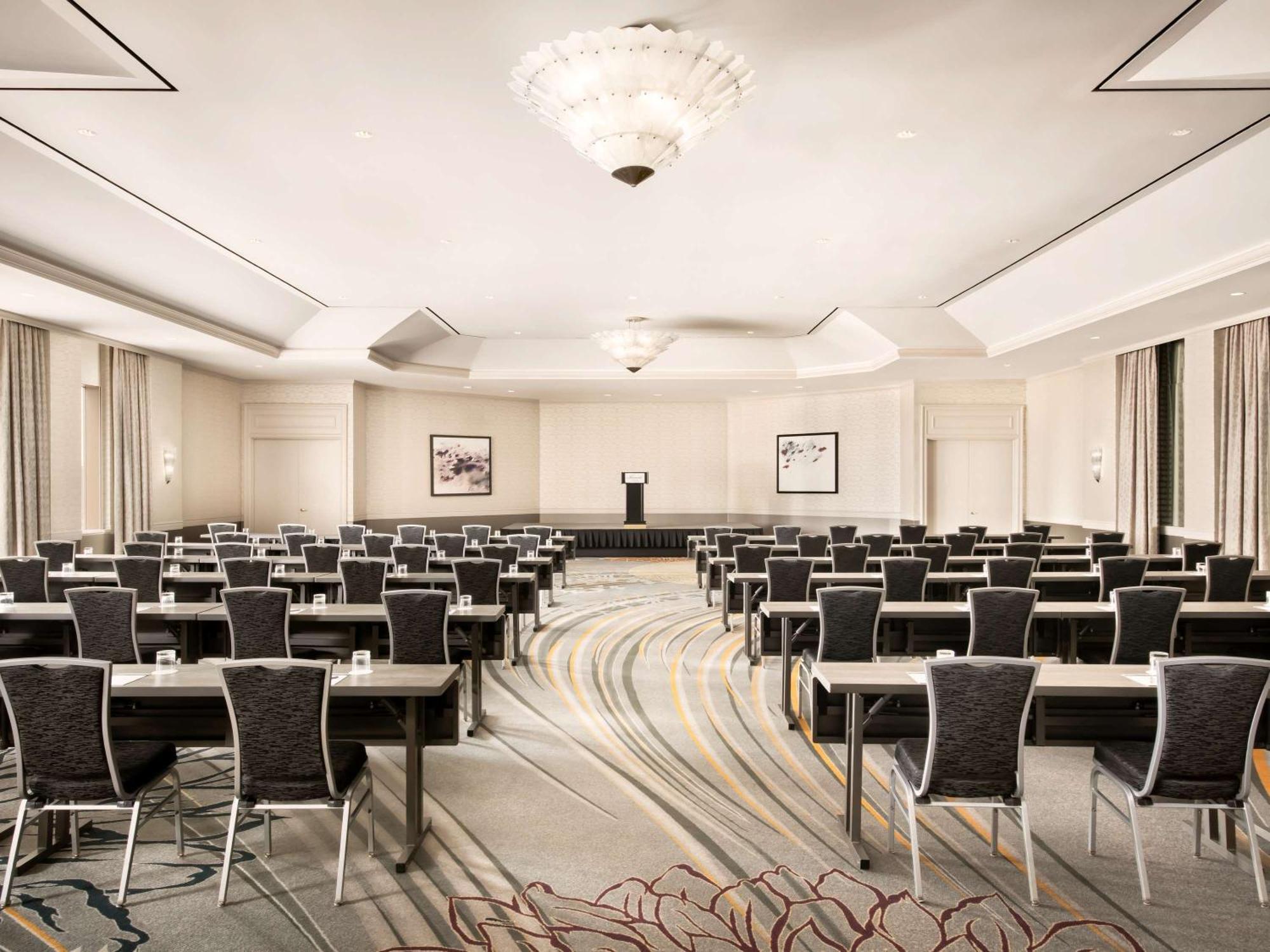 Fairmont Millennium Park 4*