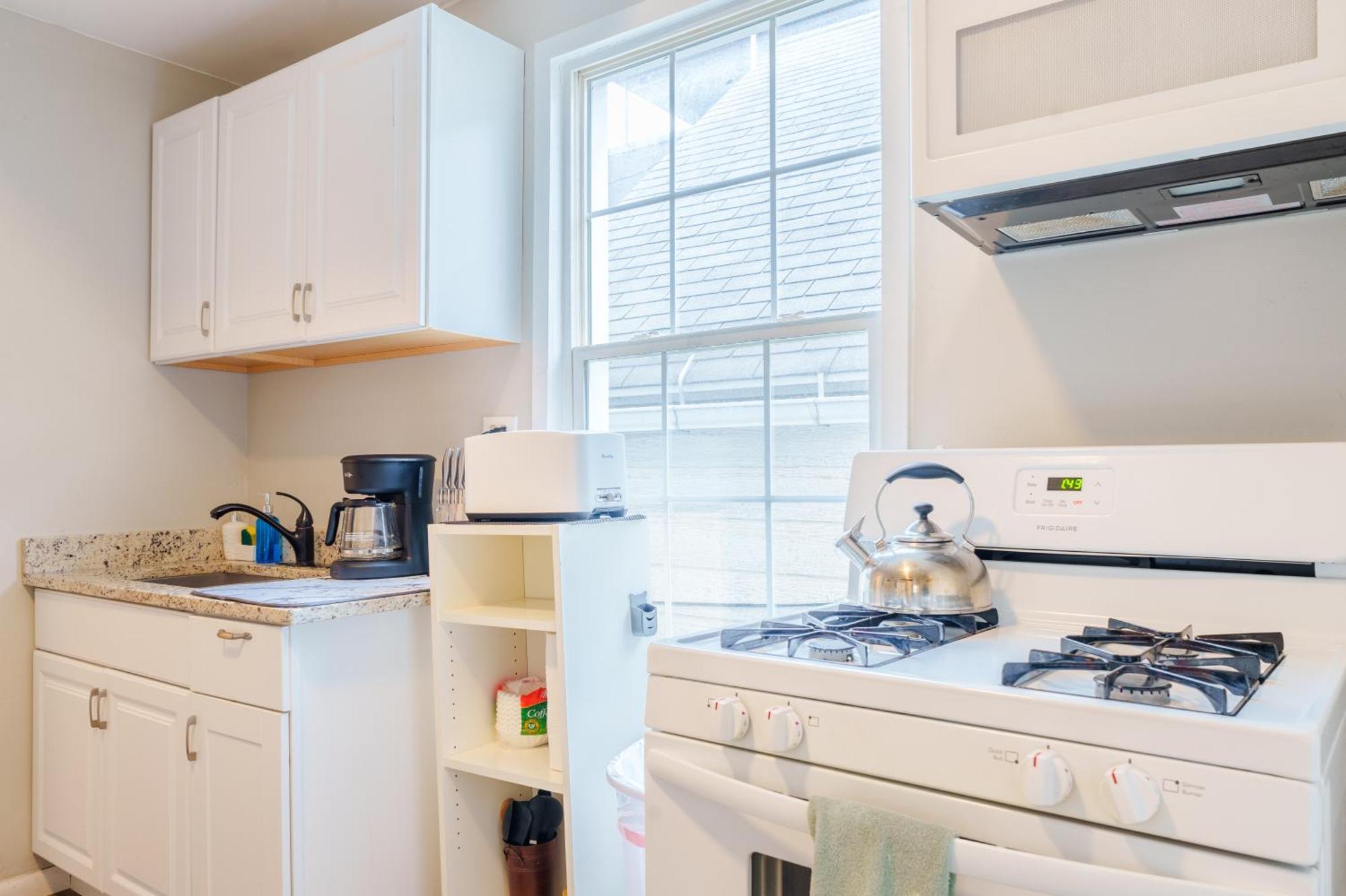 Bright & Modern 3br And 1ba In Logan Square Apartment