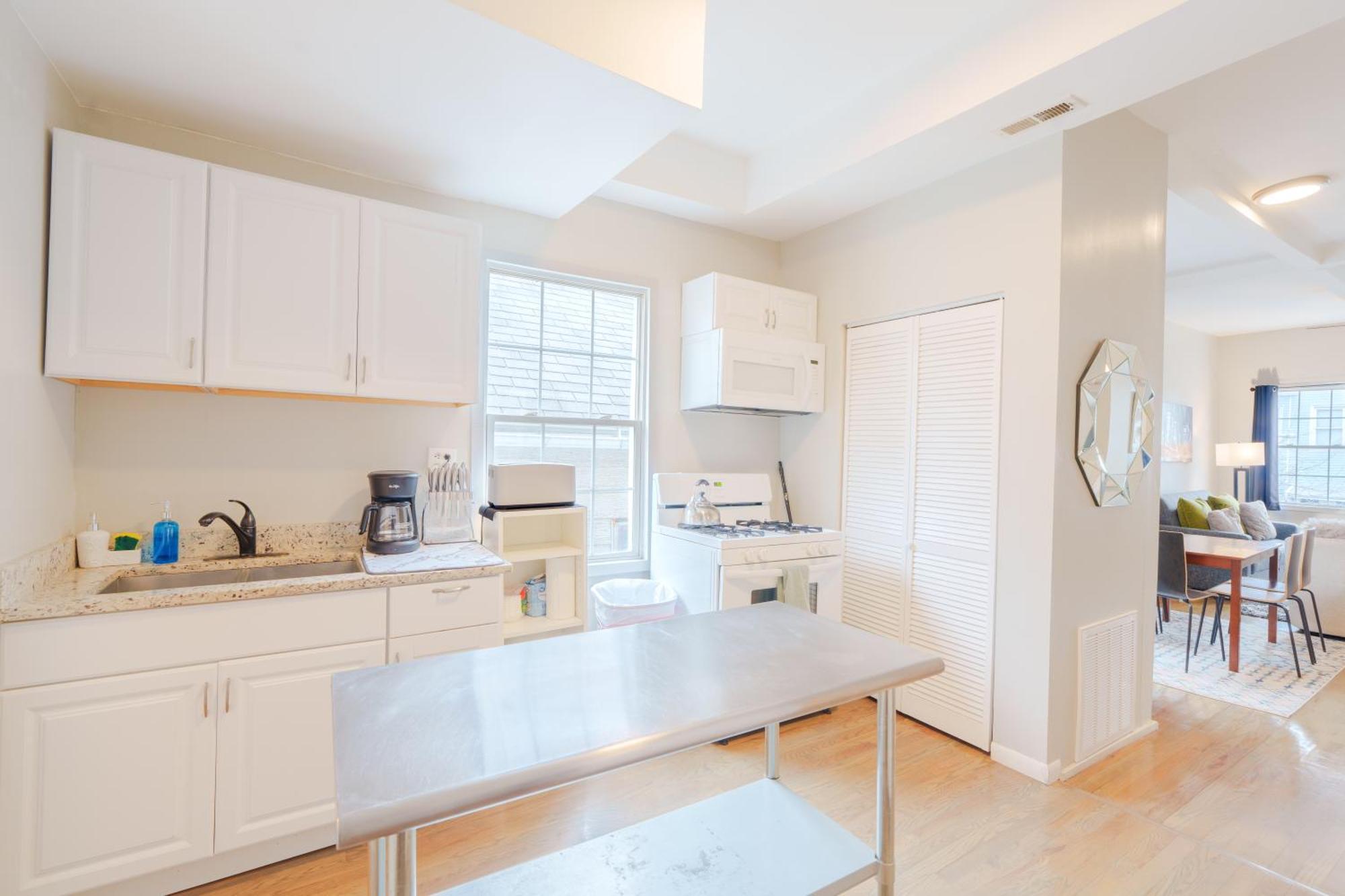 Bright & Modern 3br And 1ba In Logan Square Apartment *
